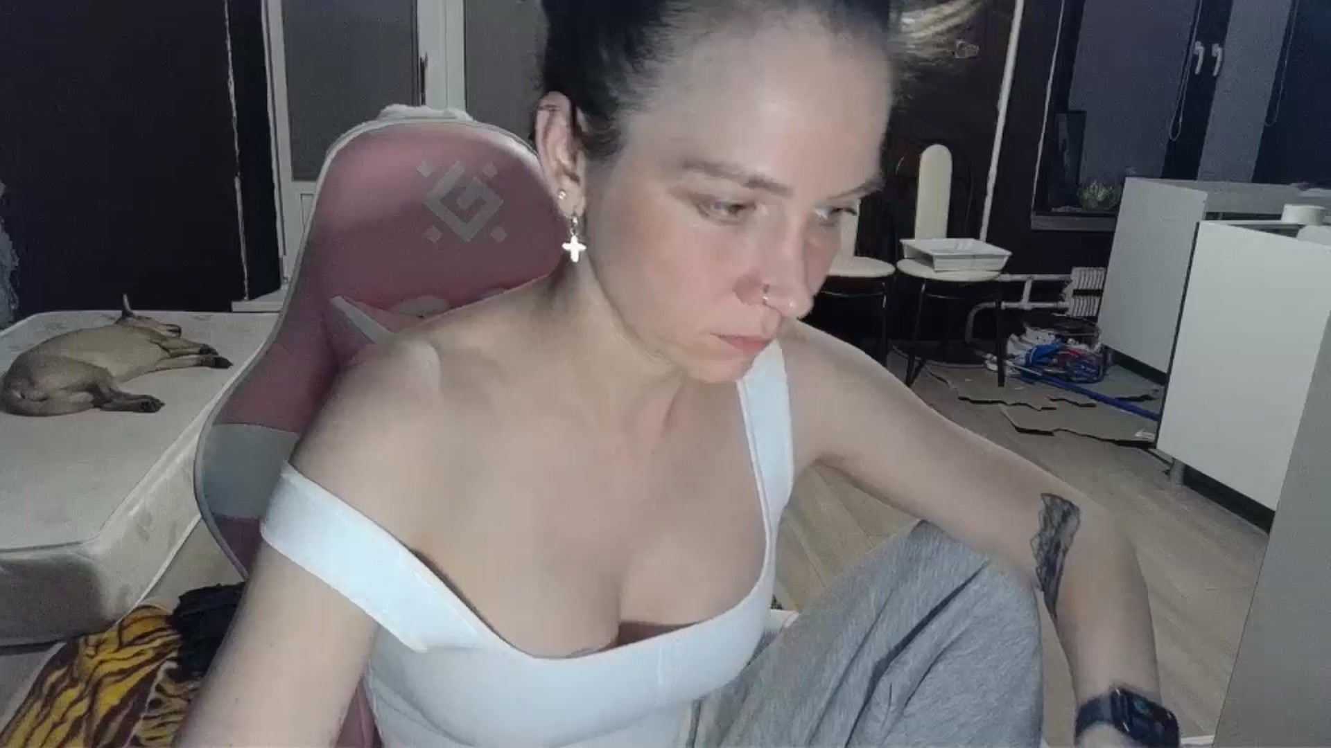 Gallery image thumbnail from Qi_ra's myfreecams stream on, 04/14/2026, 19:53 image 16 of 20