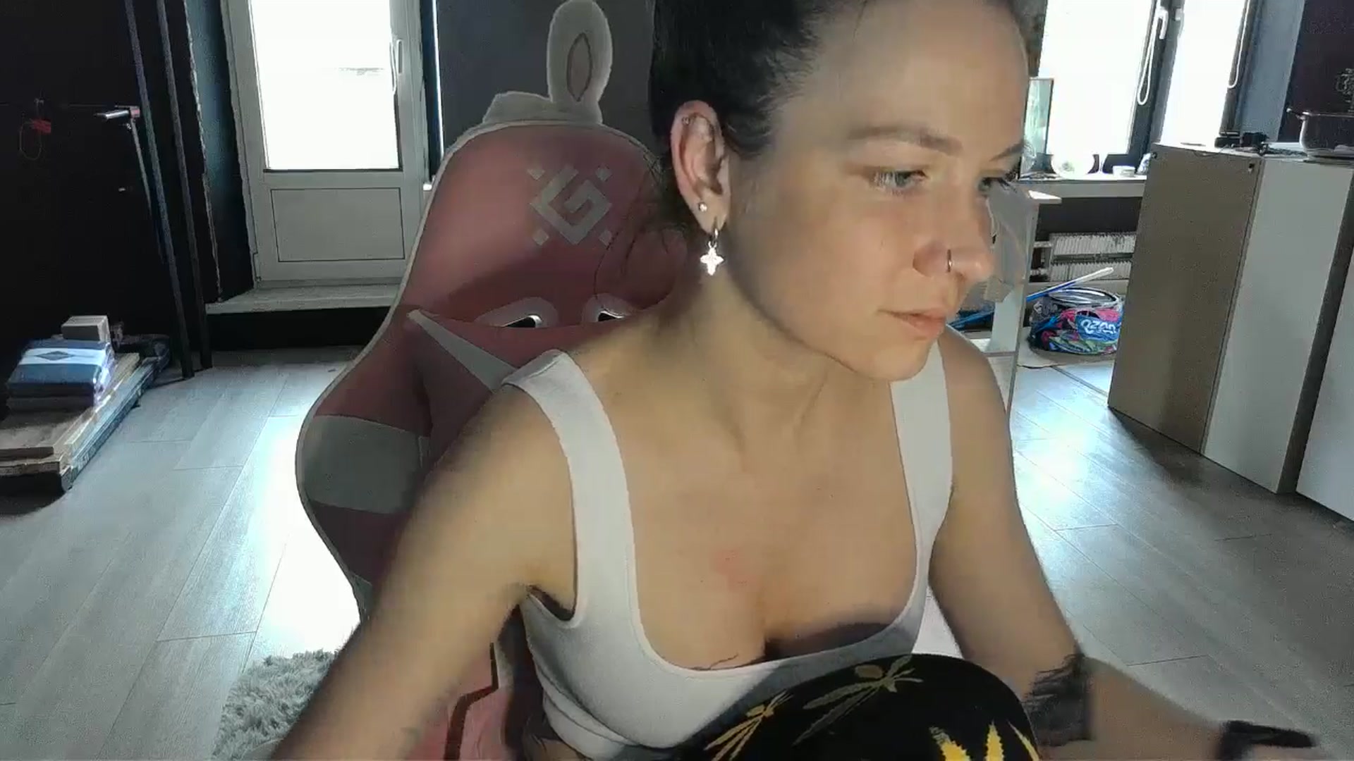 Gallery image thumbnail from Qi_ra's myfreecams stream on, 04/25/2026, 14:33 image 15 of 20