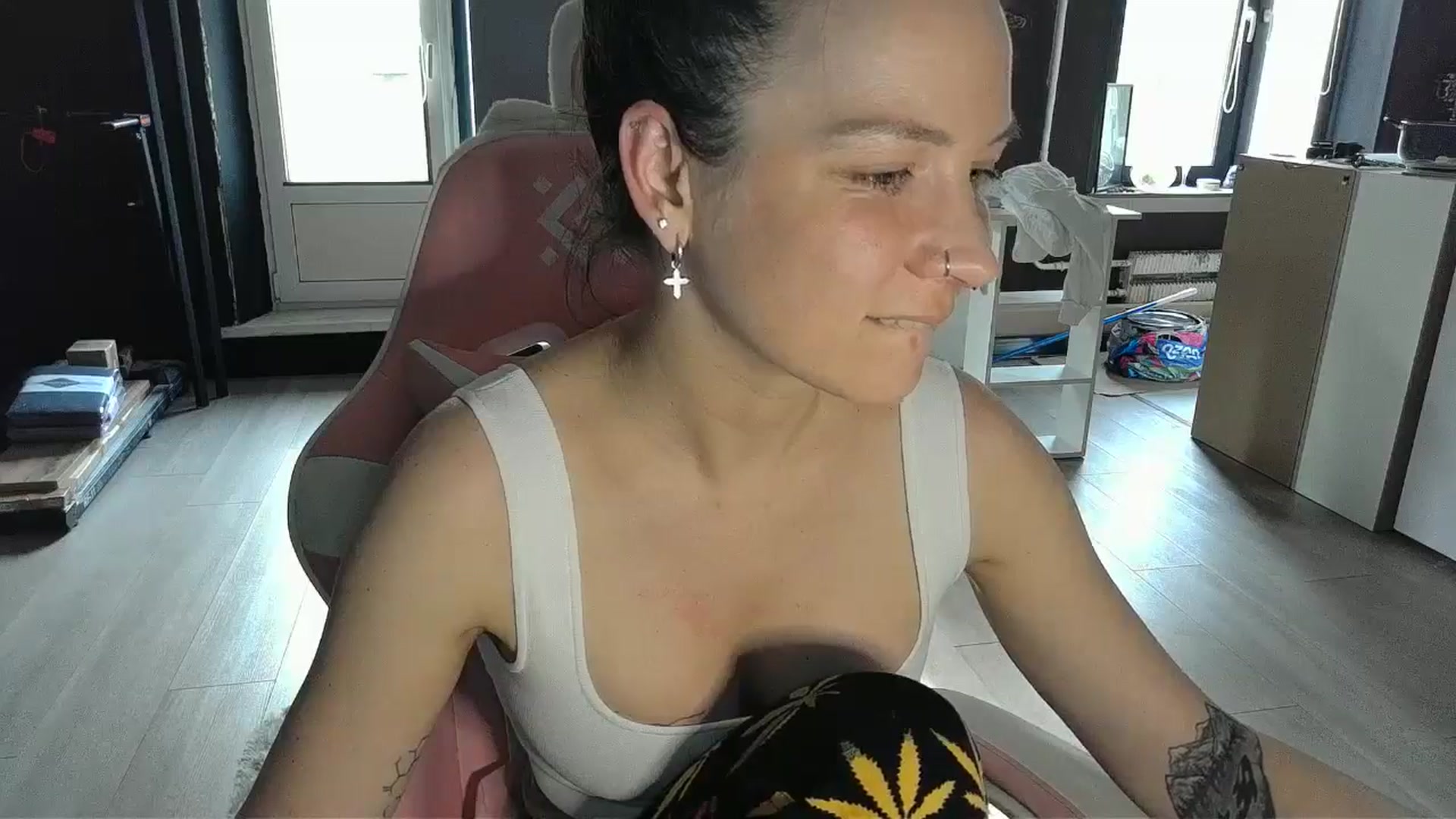 Gallery image thumbnail from Qi_ra's myfreecams stream on, 04/25/2026, 14:33 image 16 of 20