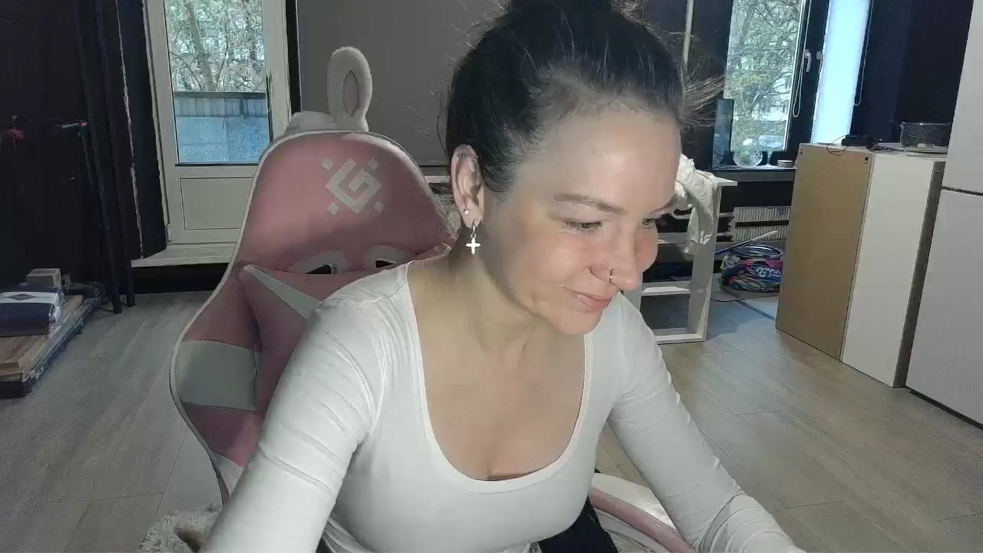 Gallery image thumbnail from Qi_ra's myfreecams stream on, 04/26/2026, 05:03 image 4 of 20