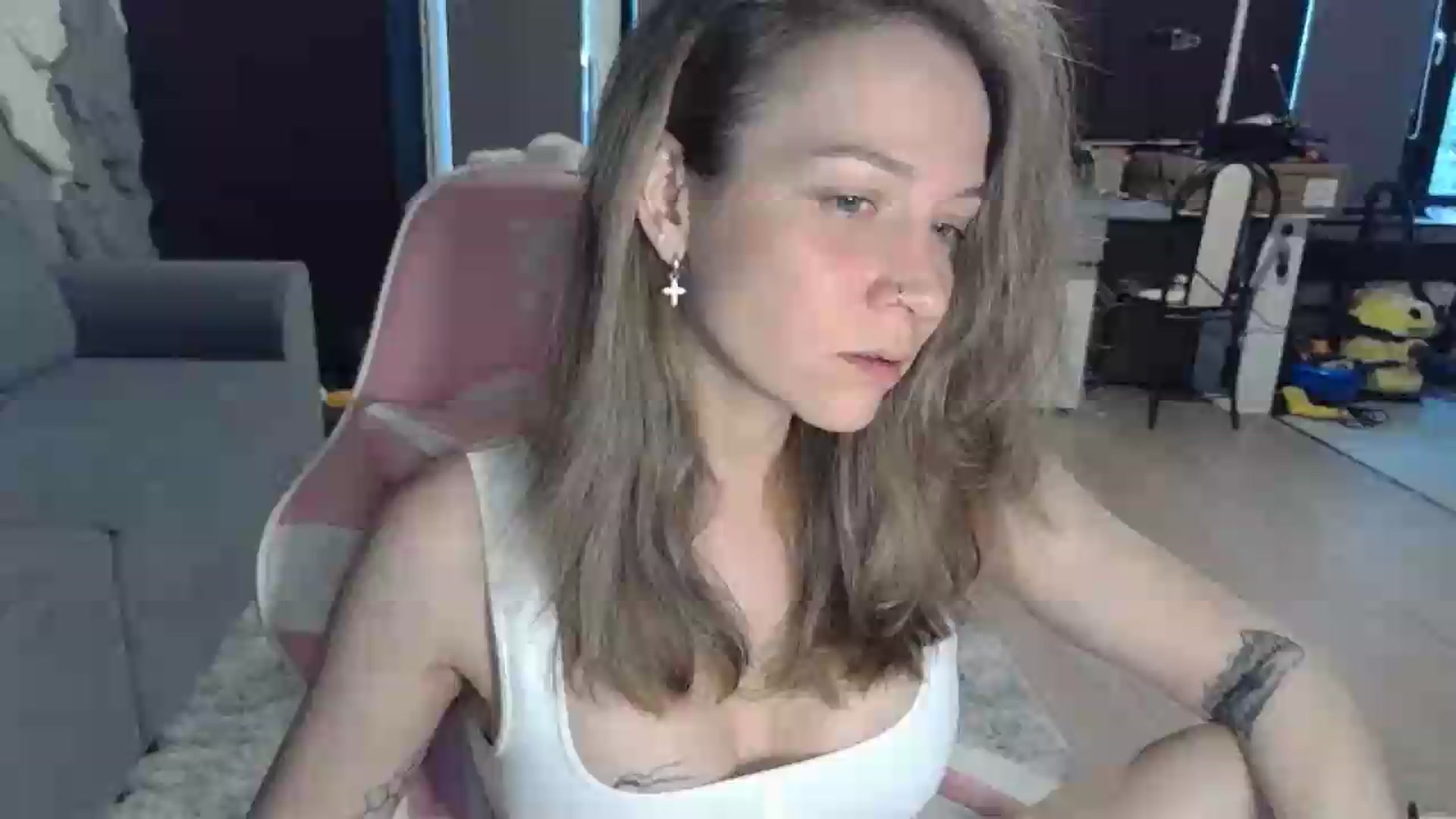 Gallery image thumbnail from Qi_ra's myfreecams stream on, 05/13/2026, 16:35 image 15 of 20