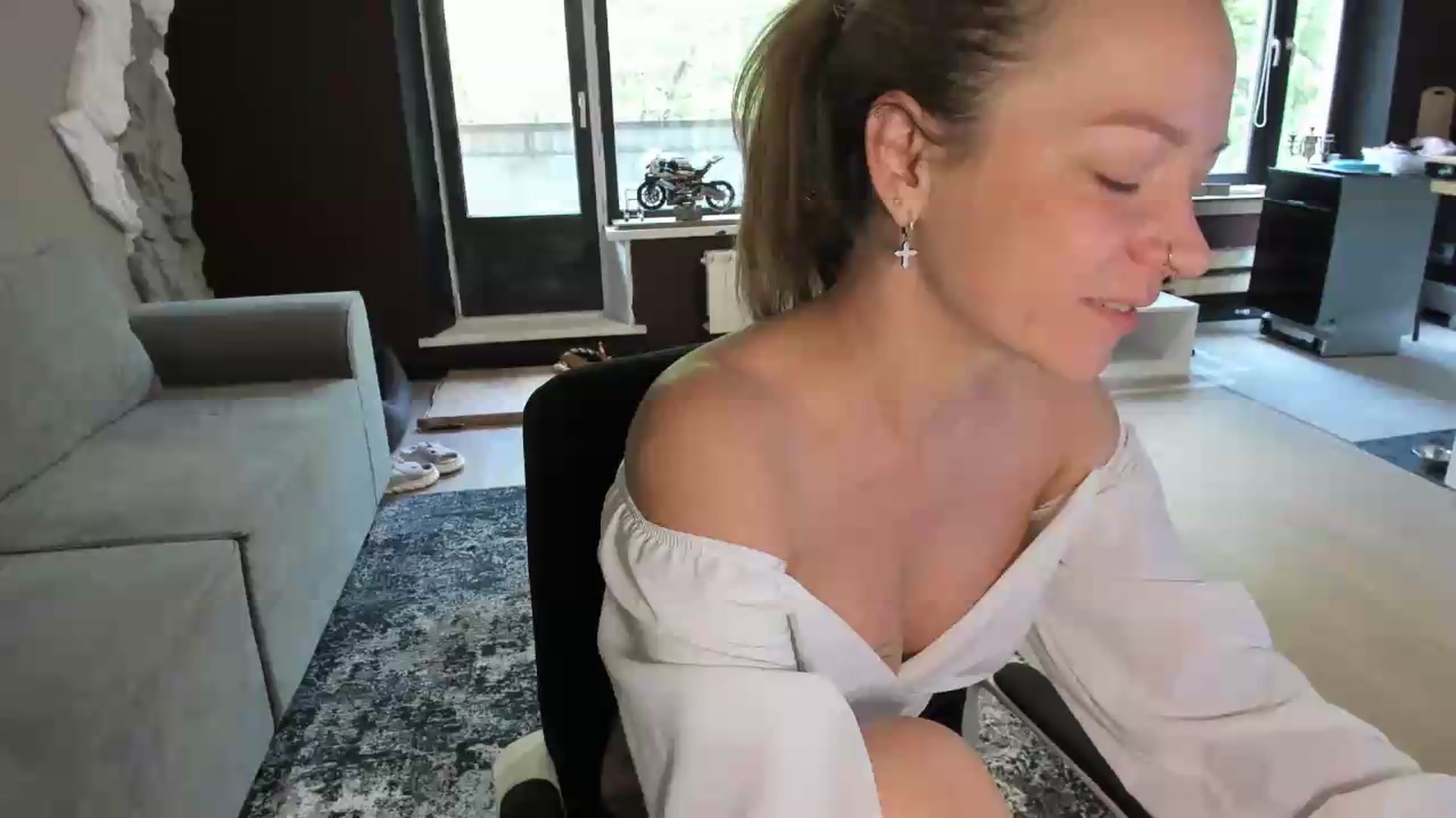 Gallery image thumbnail from Qi_ra's myfreecams stream on, 06/04/2026, 08:37 image 1 of 20