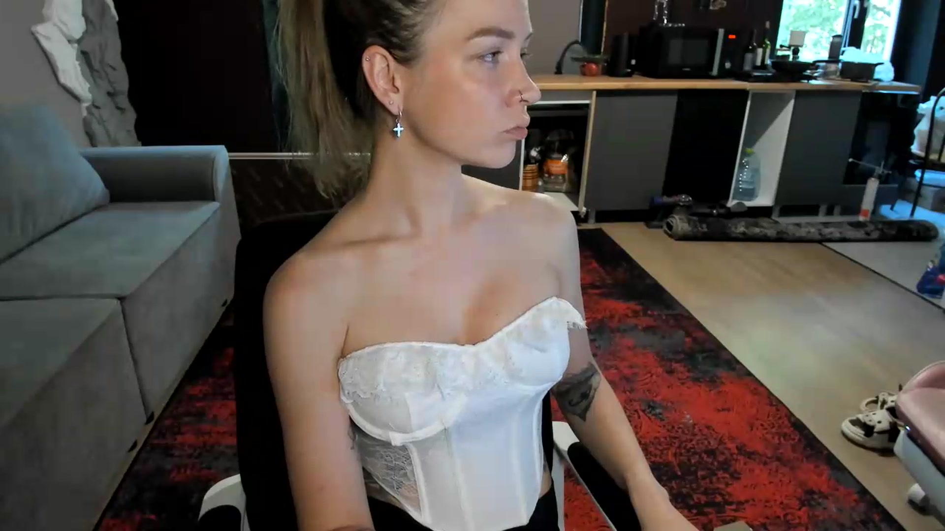 Gallery image thumbnail from Qi_ra's myfreecams stream on, 06/21/2026, 08:36 image 16 of 20