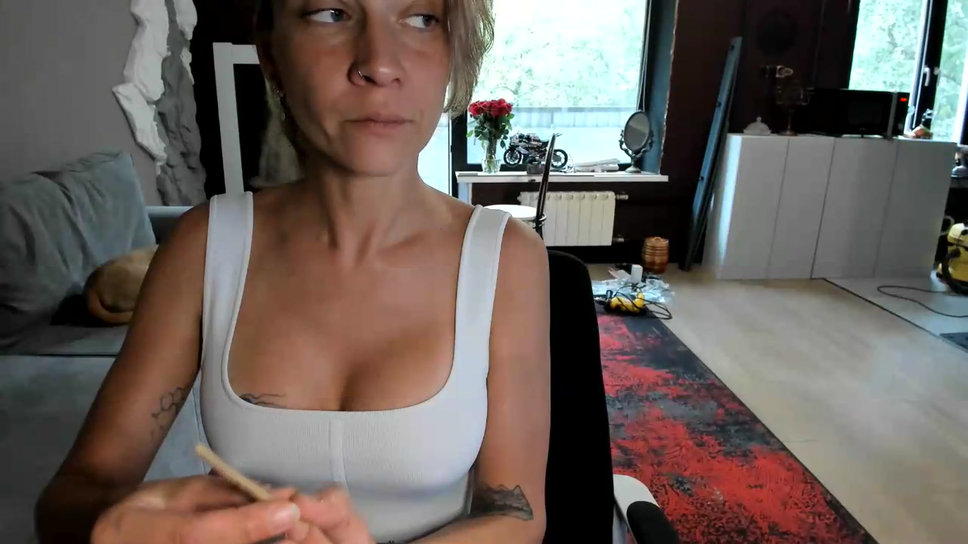 Gallery image thumbnail from Qi_ra's myfreecams stream on, 08/17/2026, 09:40 image 10 of 20