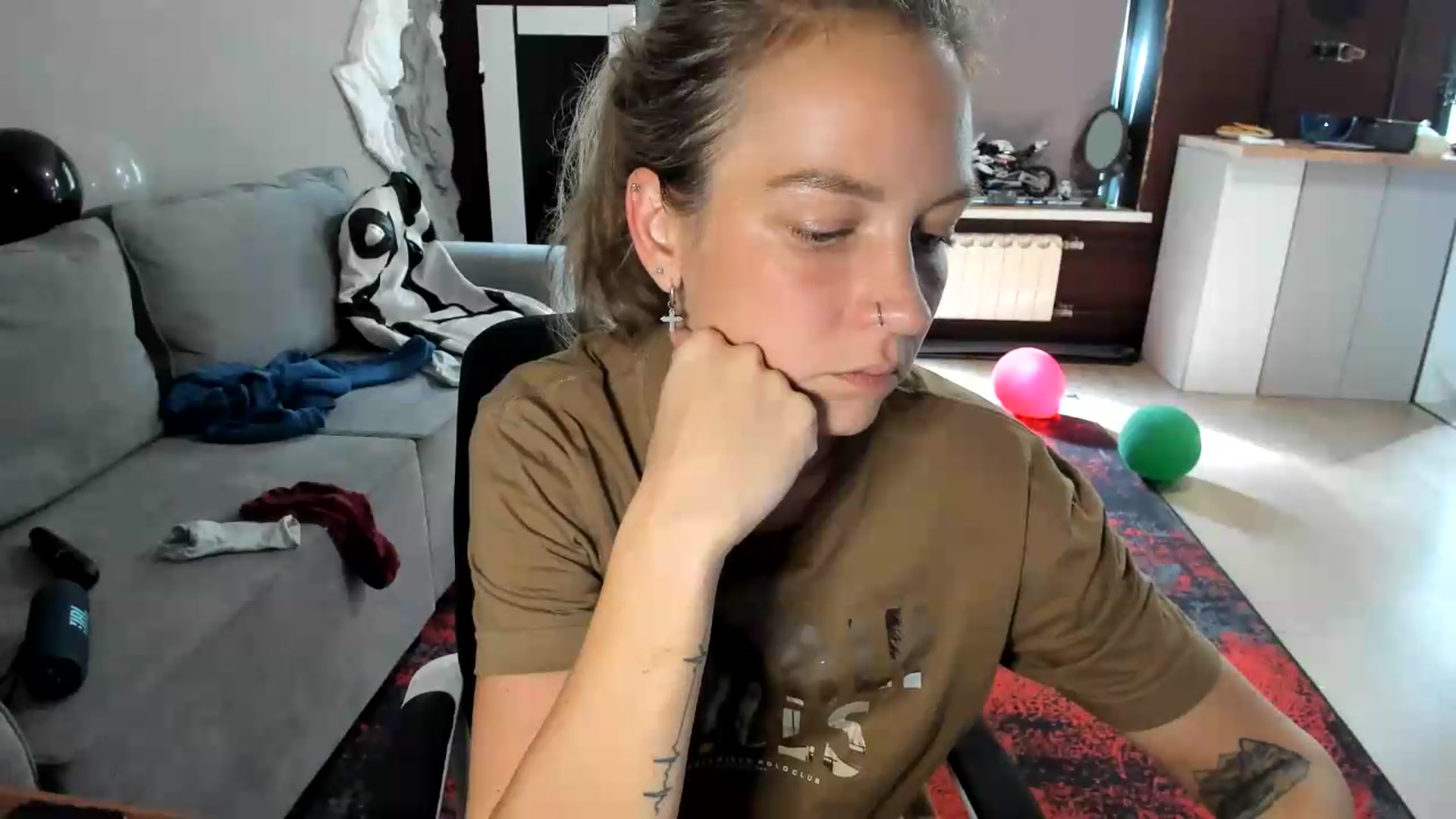 Gallery image thumbnail from Qi_ra's myfreecams stream on, 08/25/2026, 12:32 image 17 of 20