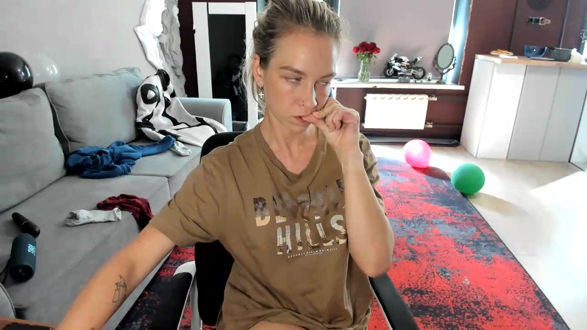 Gallery image thumbnail from Qi_ra's myfreecams stream on, 08/25/2026, 12:32 image 8 of 20