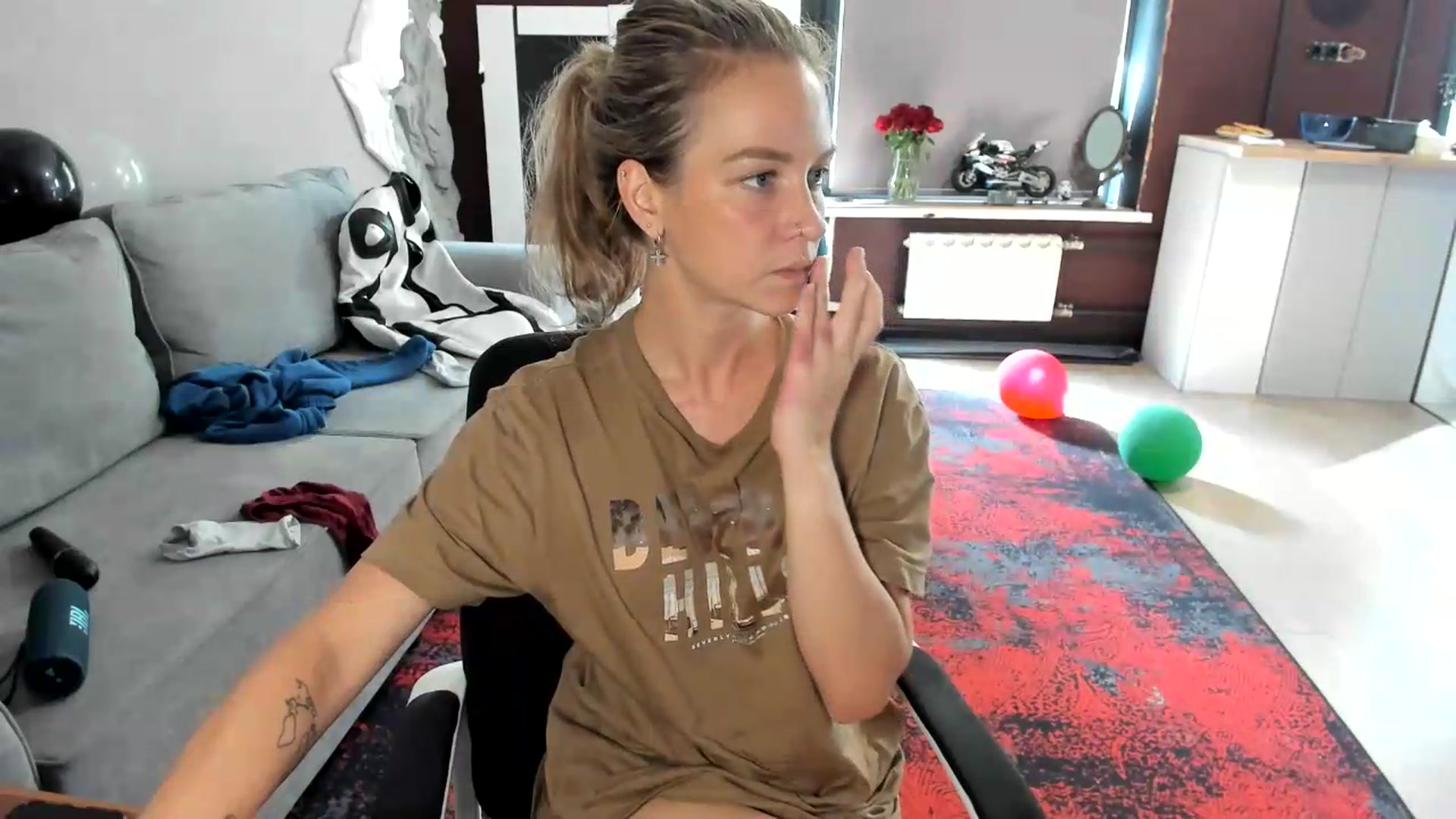 Gallery image thumbnail from Qi_ra's myfreecams stream on, 08/25/2026, 12:32 image 9 of 20