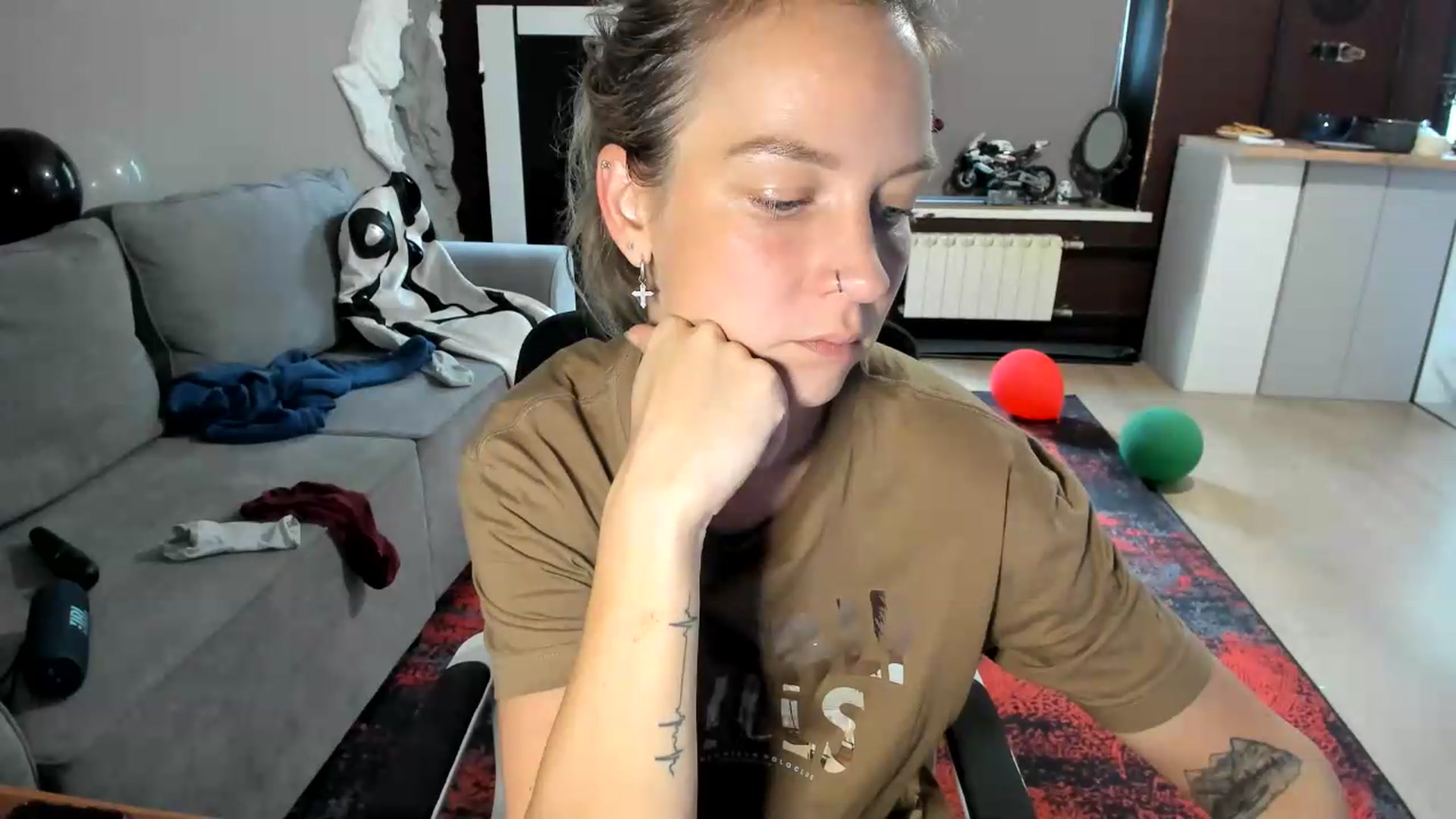 Gallery image thumbnail from Qi_ra's myfreecams stream on, 08/25/2026, 12:32 image 18 of 20