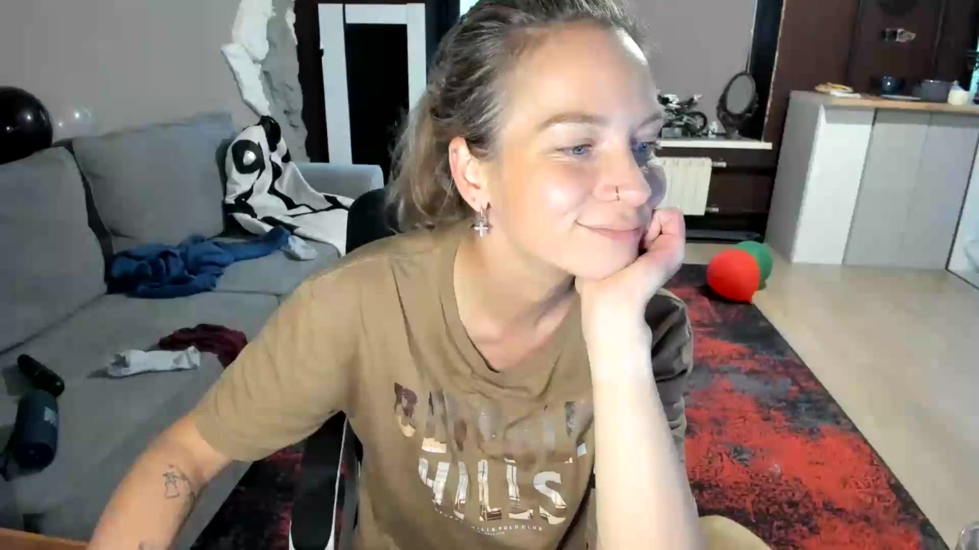 Gallery image thumbnail from Qi_ra's myfreecams stream on, 08/25/2026, 13:25 image 6 of 20