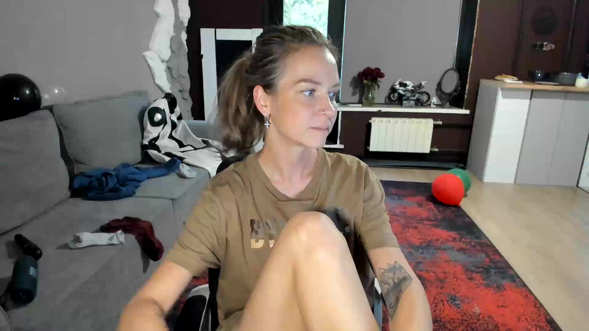 Gallery image thumbnail from Qi_ra's myfreecams stream on, 08/25/2026, 13:25 image 13 of 20