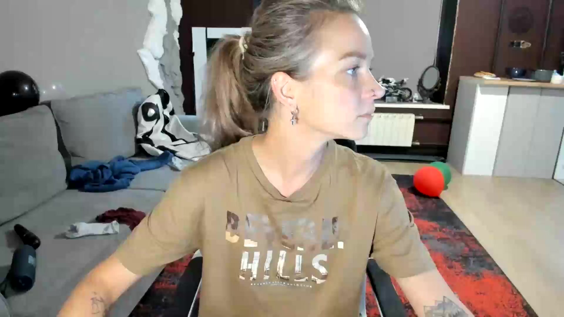 Gallery image thumbnail from Qi_ra's myfreecams stream on, 08/25/2026, 13:25 image 8 of 20
