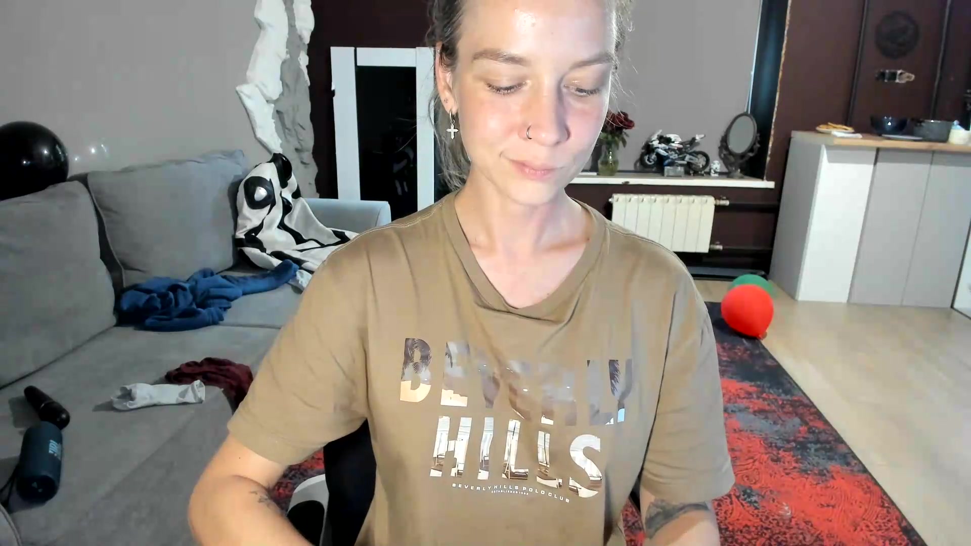 Gallery image thumbnail from Qi_ra's myfreecams stream on, 08/25/2026, 13:25 image 17 of 20