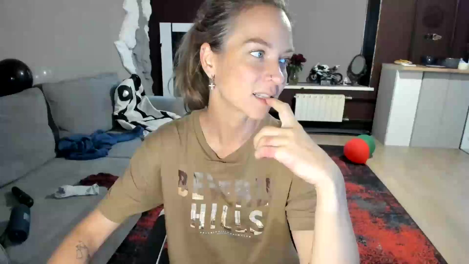 Gallery image thumbnail from Qi_ra's myfreecams stream on, 08/25/2026, 13:25 image 7 of 20