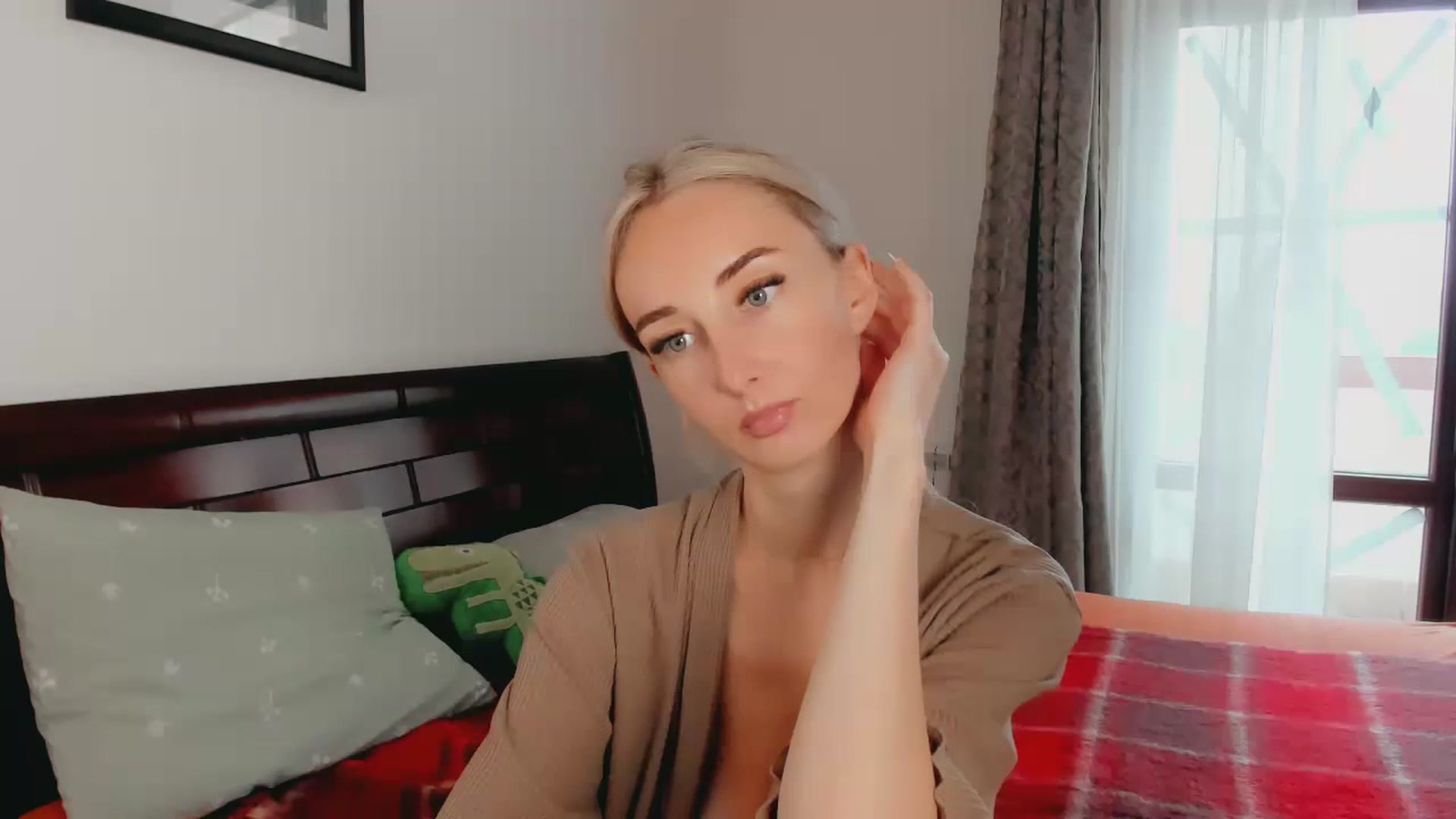 Gallery image thumbnail from Qsenss's myfreecams stream on, 07/13/2023, 17:34 image 4 of 20