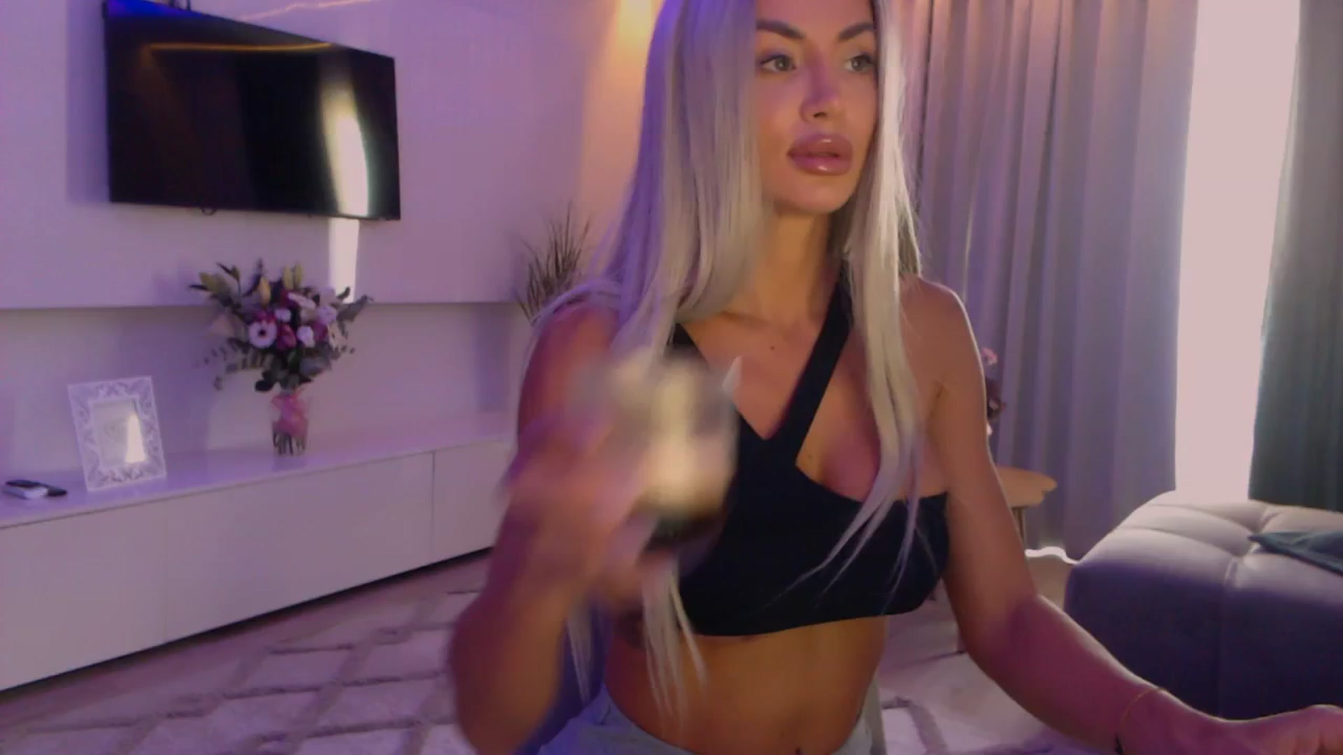 Gallery image thumbnail from Qu33n's myfreecams stream on, 09/21/2025, 05:44 image 3 of 20