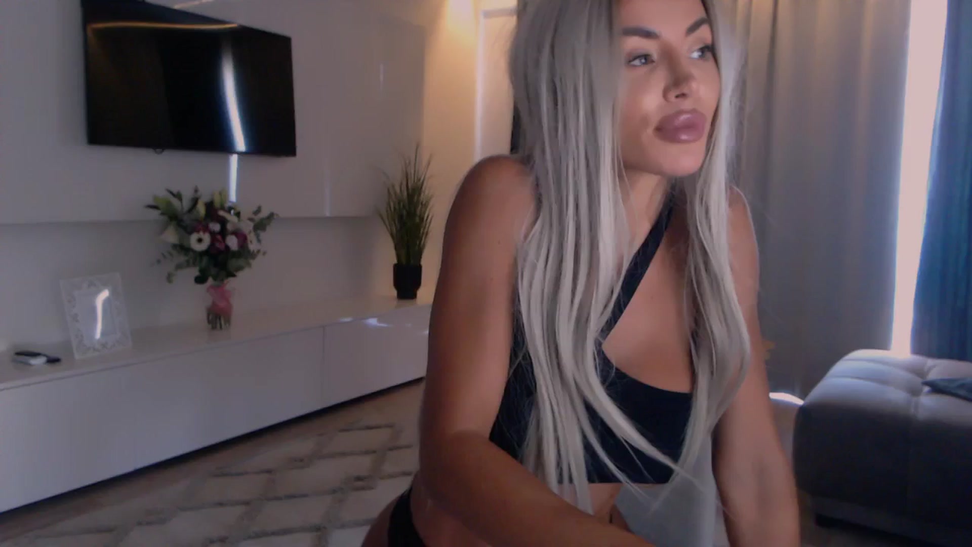Gallery image thumbnail from Qu33n's myfreecams stream on, 09/21/2025, 07:13 image 18 of 20