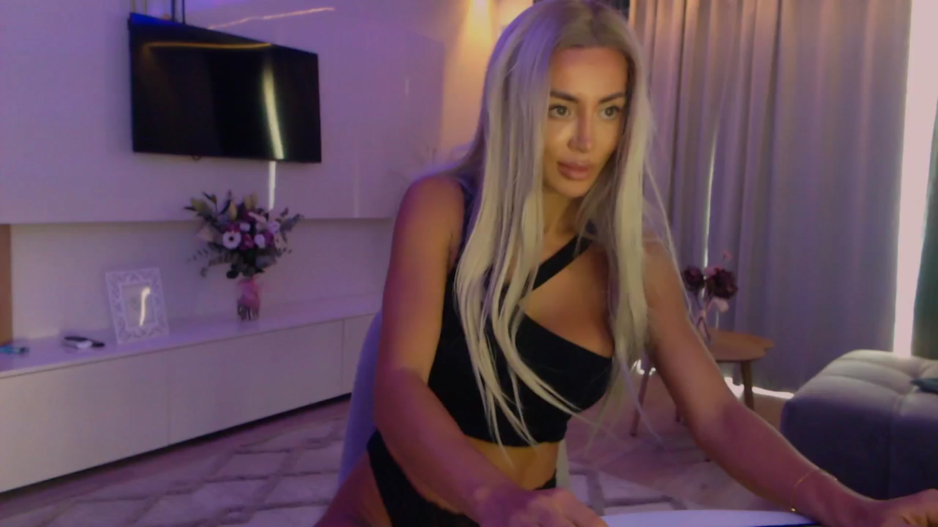 Gallery image thumbnail from Qu33n's myfreecams stream on, 09/21/2025, 10:51 image 3 of 20