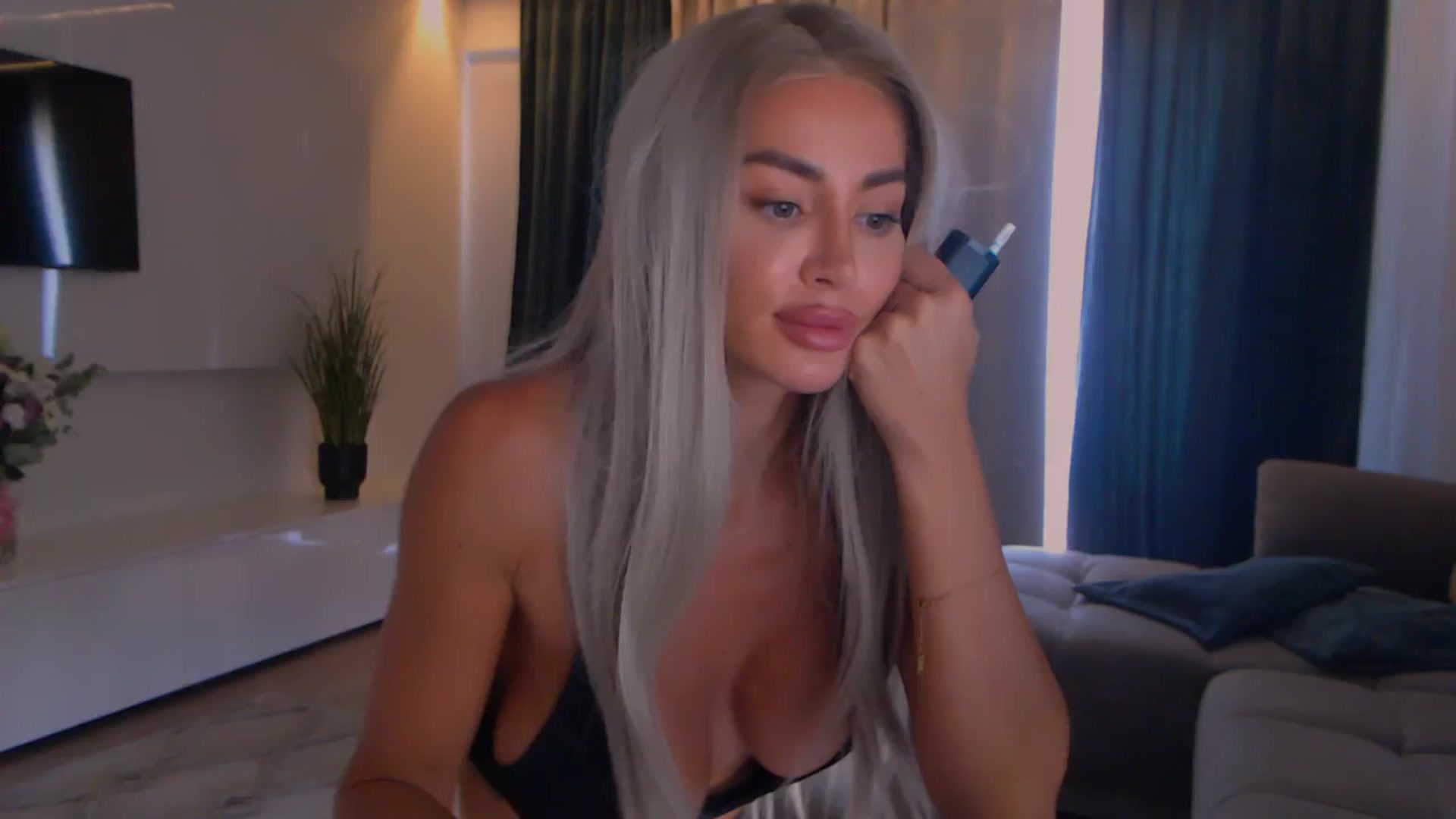 Gallery image thumbnail from Qu33n's myfreecams stream on, 09/22/2025, 08:41 image 16 of 20