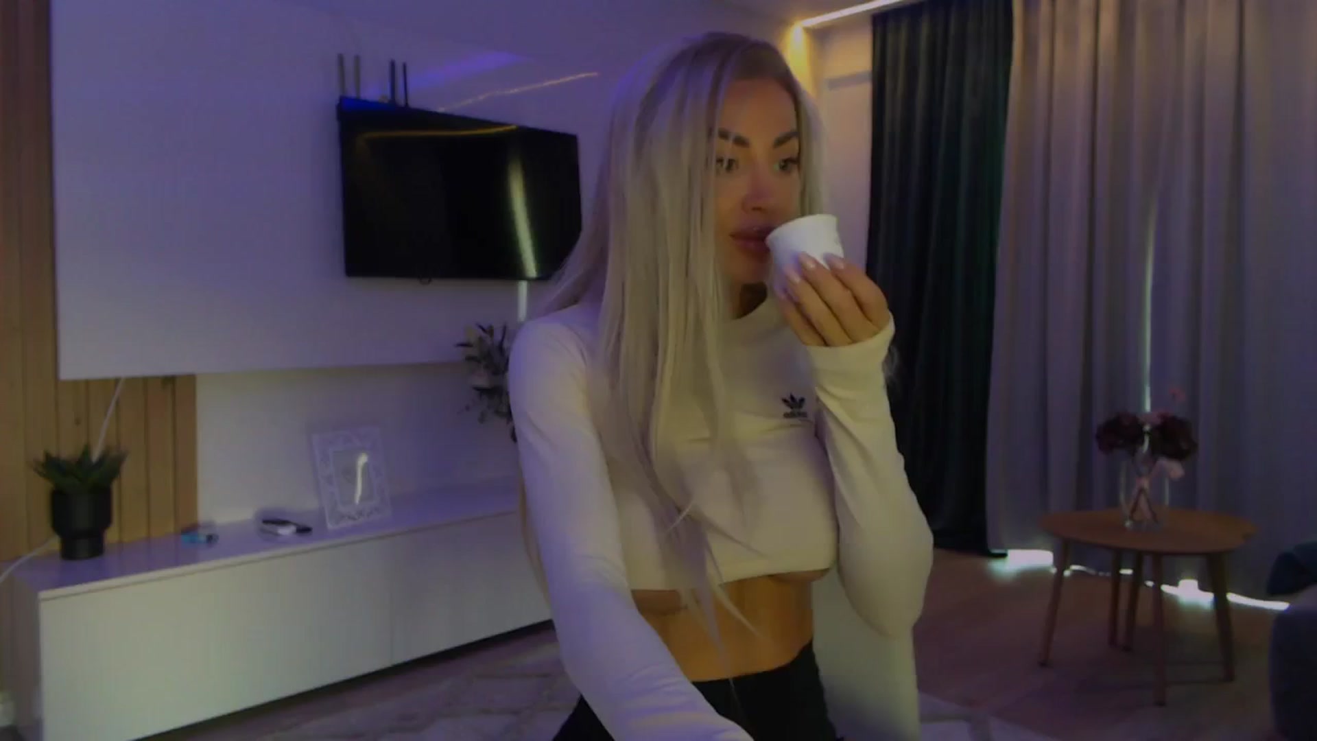 Gallery image thumbnail from Qu33n's myfreecams stream on, 09/23/2025, 08:23 image 5 of 20