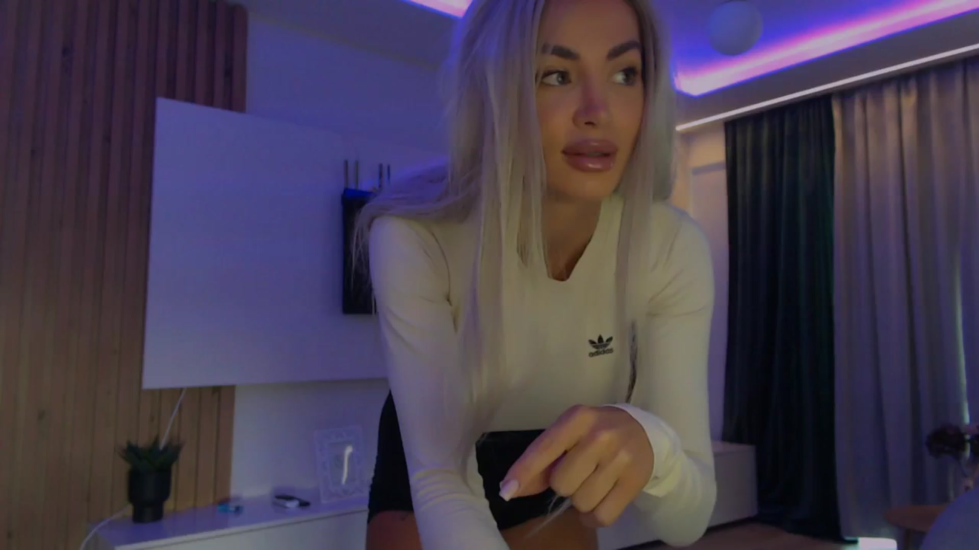 Gallery image thumbnail from Qu33n's myfreecams stream on, 09/23/2025, 08:23 image 3 of 20