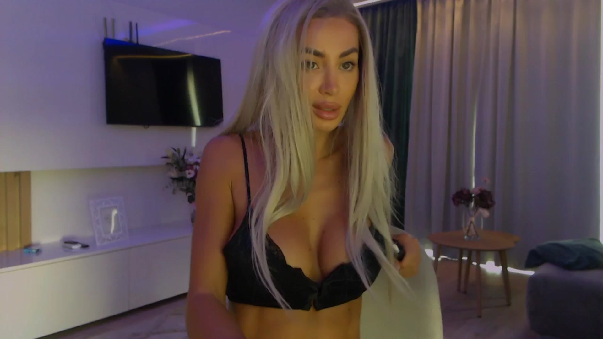 Gallery image thumbnail from Qu33n's myfreecams stream on, 09/23/2025, 08:23 image 17 of 20