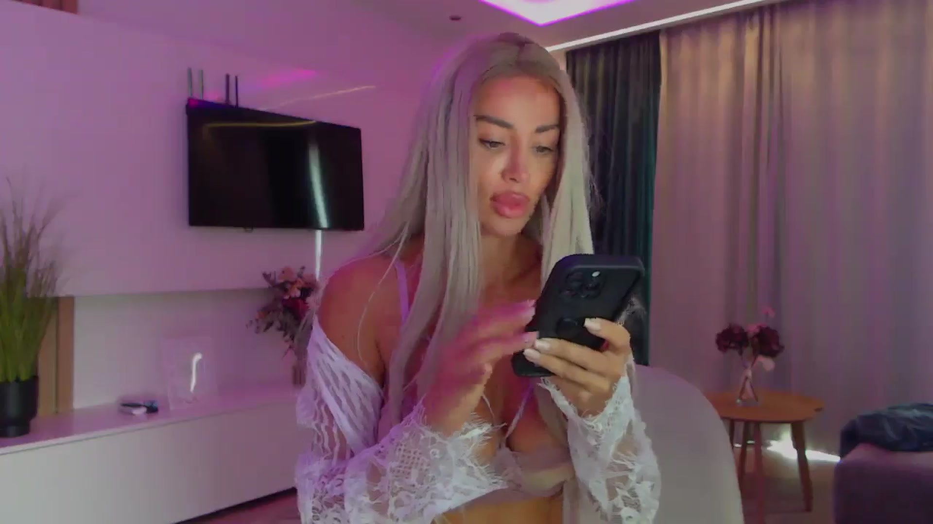 Gallery image thumbnail from Qu33n's myfreecams stream on, 10/01/2025, 09:00 image 12 of 20