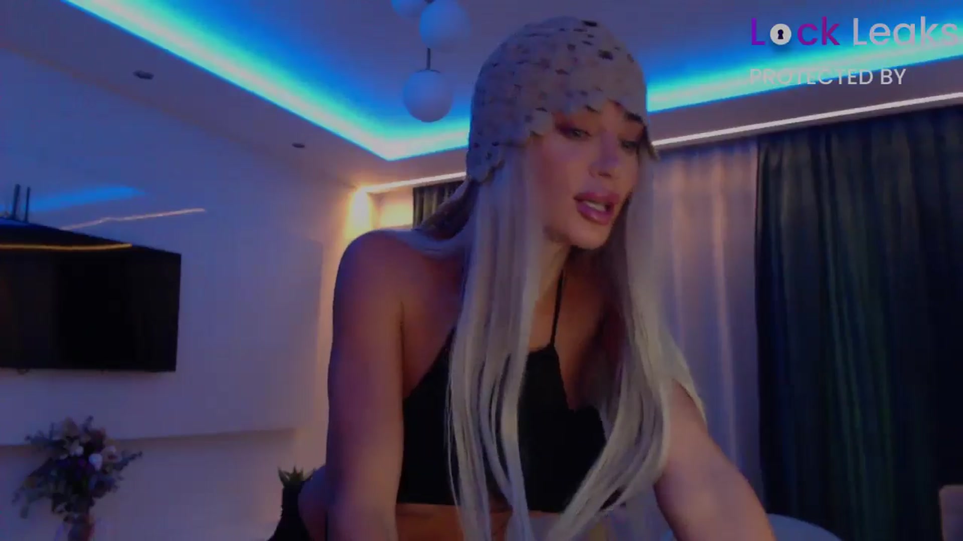 Gallery image thumbnail from Qu33n's myfreecams stream on, 10/07/2025, 09:10 image 3 of 20