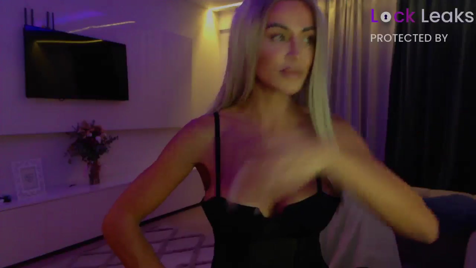 Gallery image thumbnail from Qu33n's myfreecams stream on, 10/09/2025, 20:01 image 18 of 20