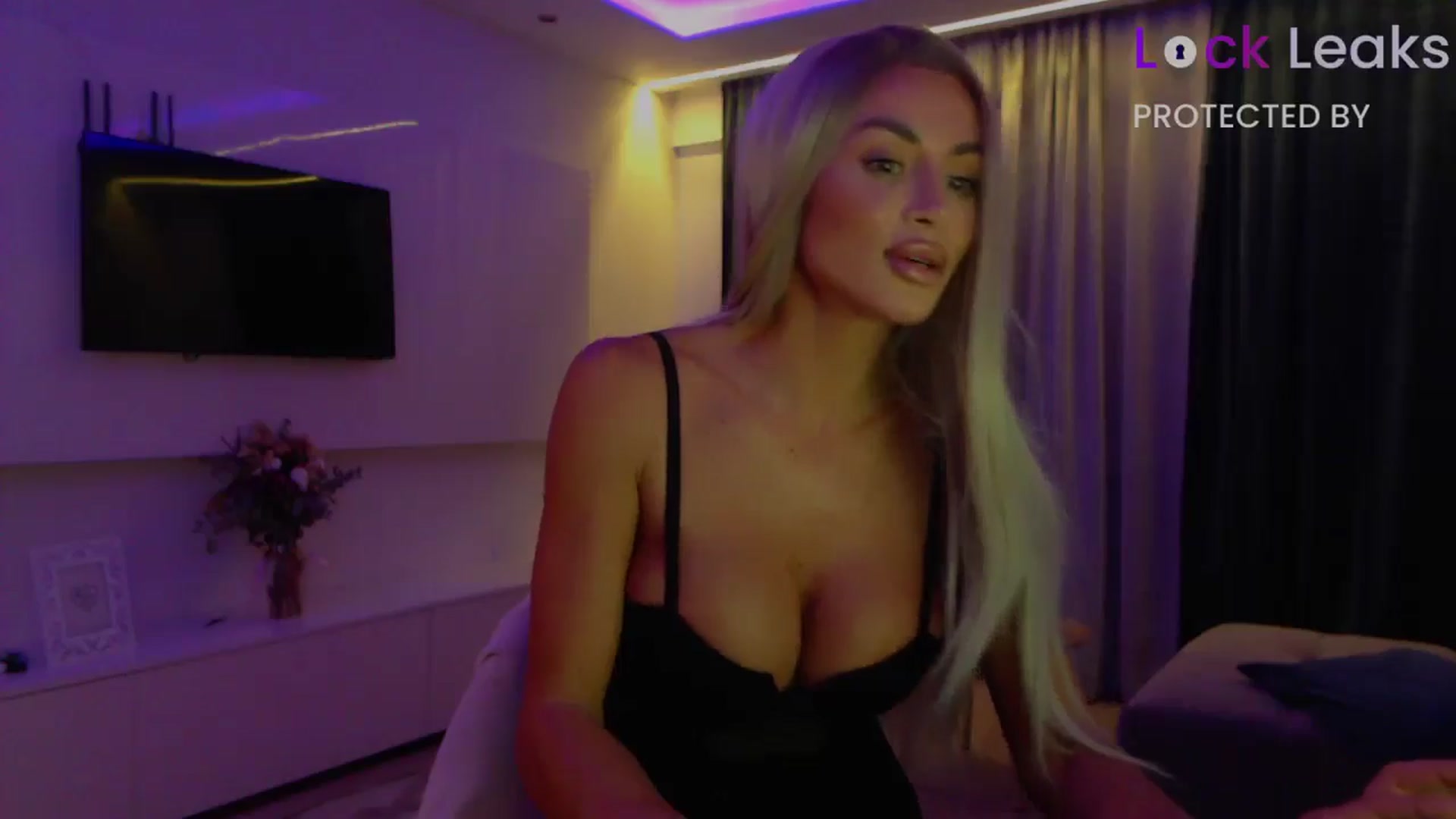 Gallery image thumbnail from Qu33n's myfreecams stream on, 10/09/2025, 20:01 image 10 of 20