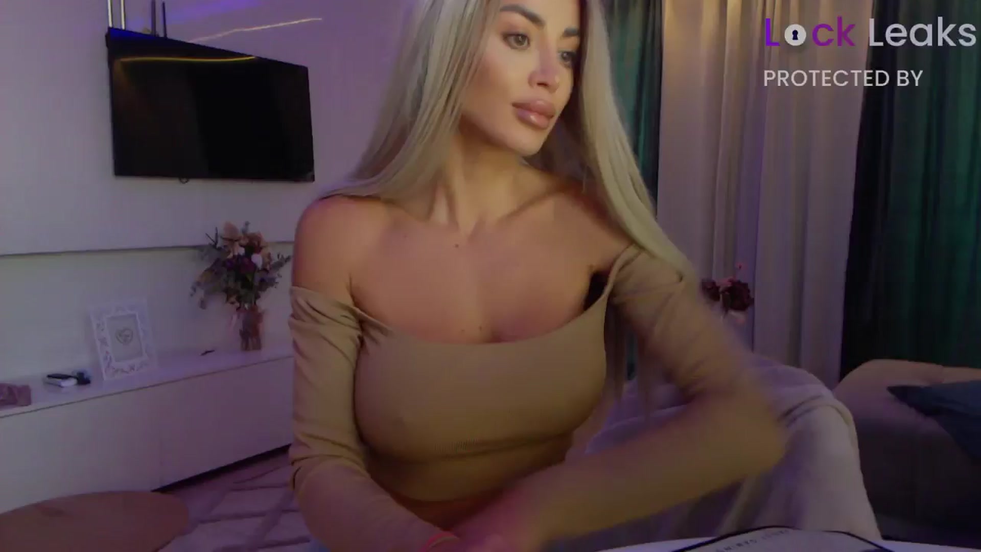 Gallery image thumbnail from Qu33n's myfreecams stream on, 10/10/2025, 10:16 image 1 of 20