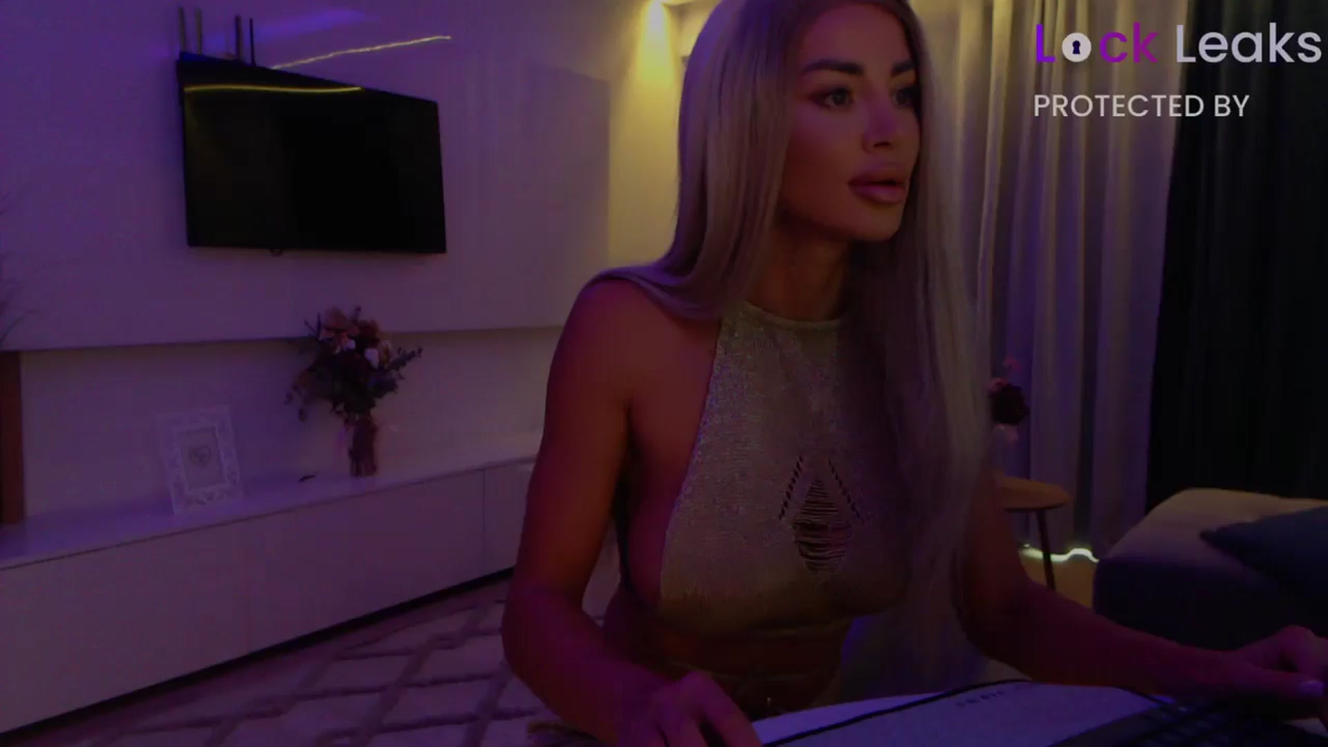 Gallery image thumbnail from Qu33n's myfreecams stream on, 10/11/2025, 06:01 image 2 of 20