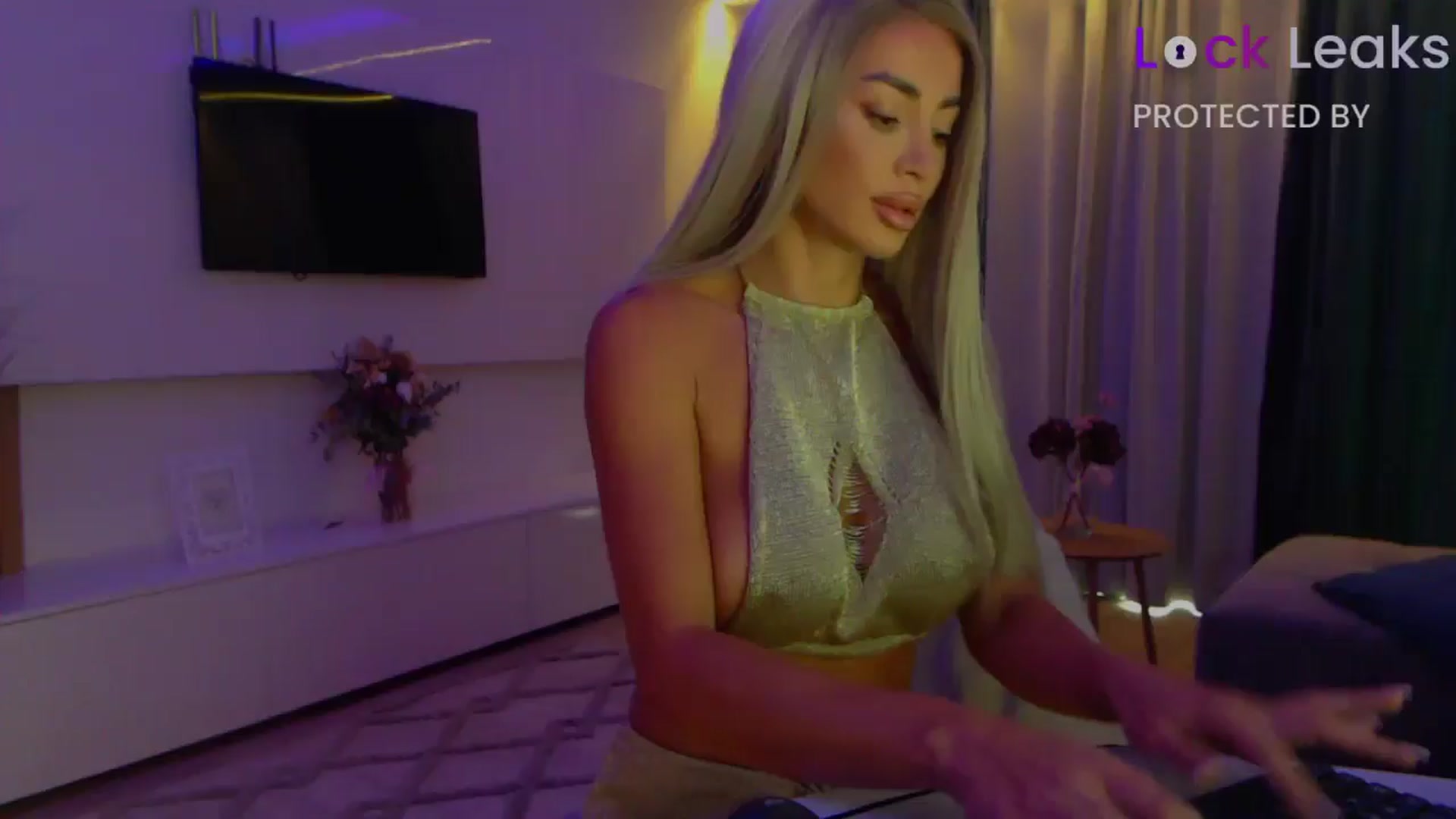 Gallery image thumbnail from Qu33n's myfreecams stream on, 10/11/2025, 06:32 image 1 of 20