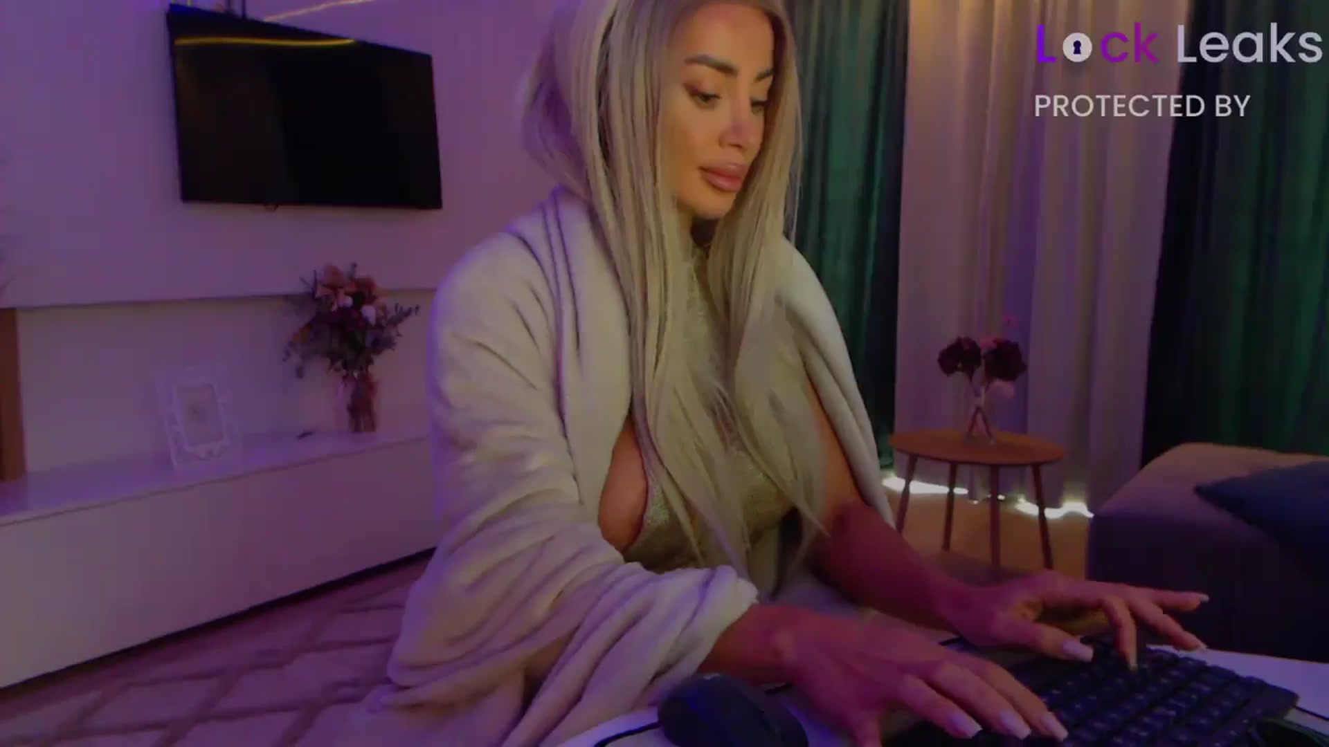 Gallery image thumbnail from Qu33n's myfreecams stream on, 10/11/2025, 08:37 image 2 of 20