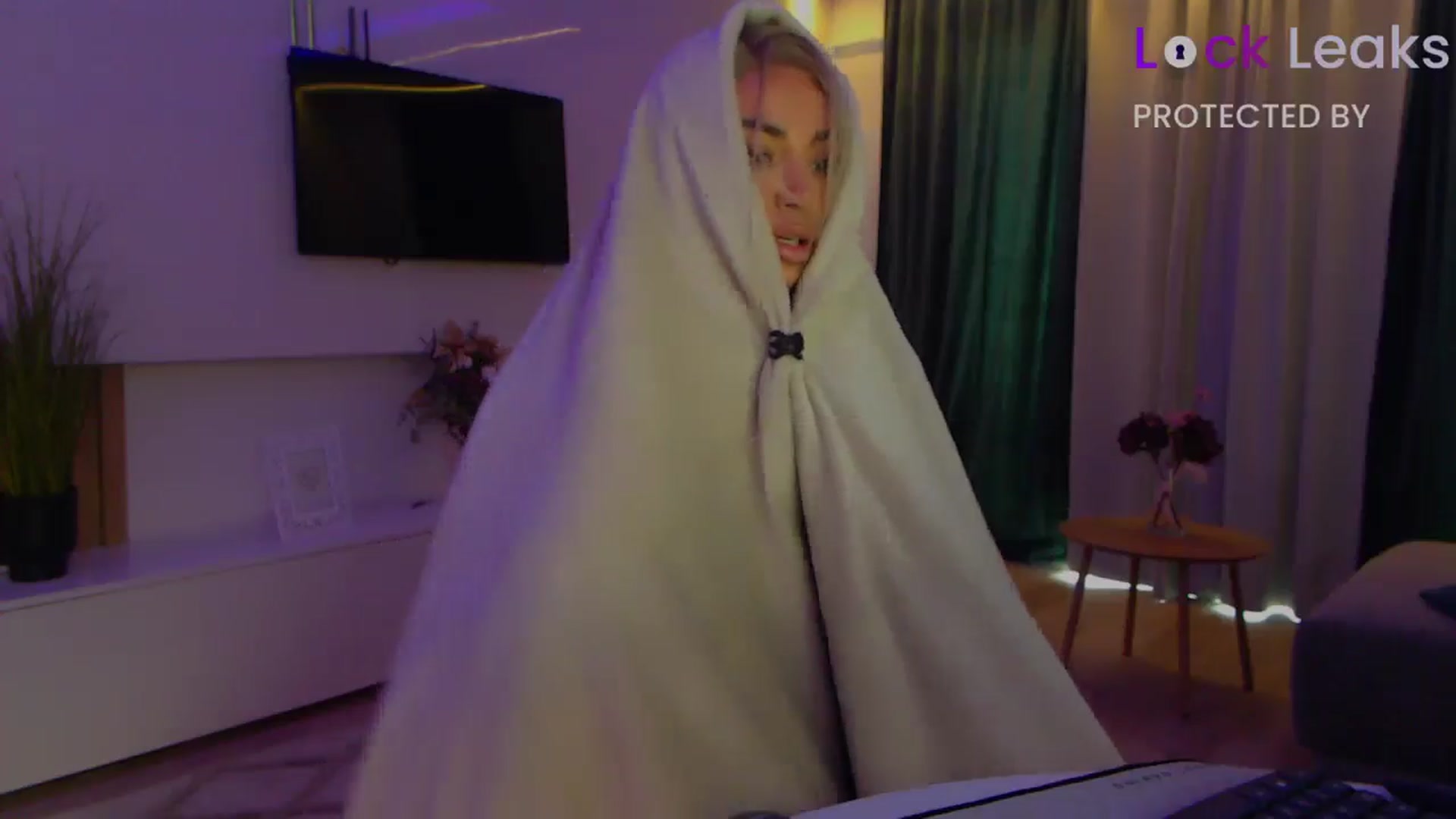 Gallery image thumbnail from Qu33n's myfreecams stream on, 10/11/2025, 08:37 image 4 of 20