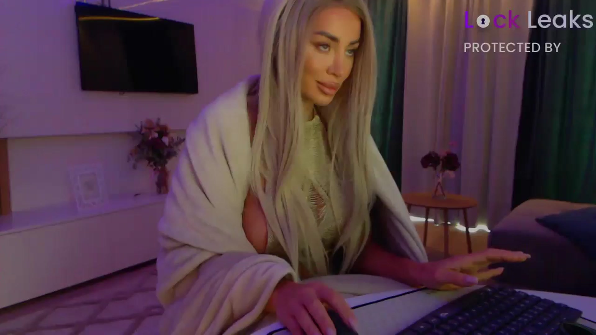 Gallery image thumbnail from Qu33n's myfreecams stream on, 10/11/2025, 08:37 image 1 of 20