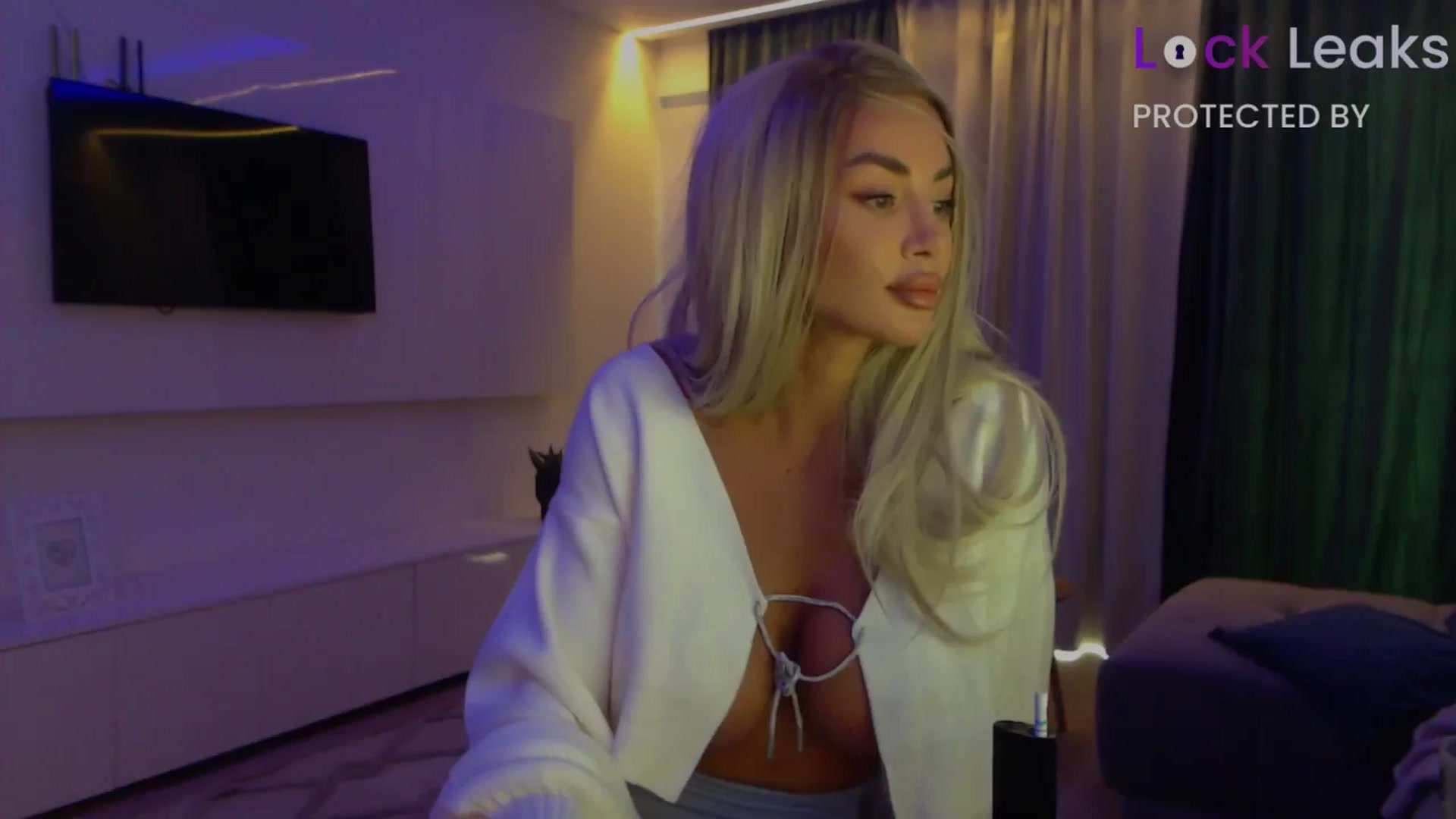 Gallery image thumbnail from Qu33n's myfreecams stream on, 10/14/2025, 09:24 image 6 of 20