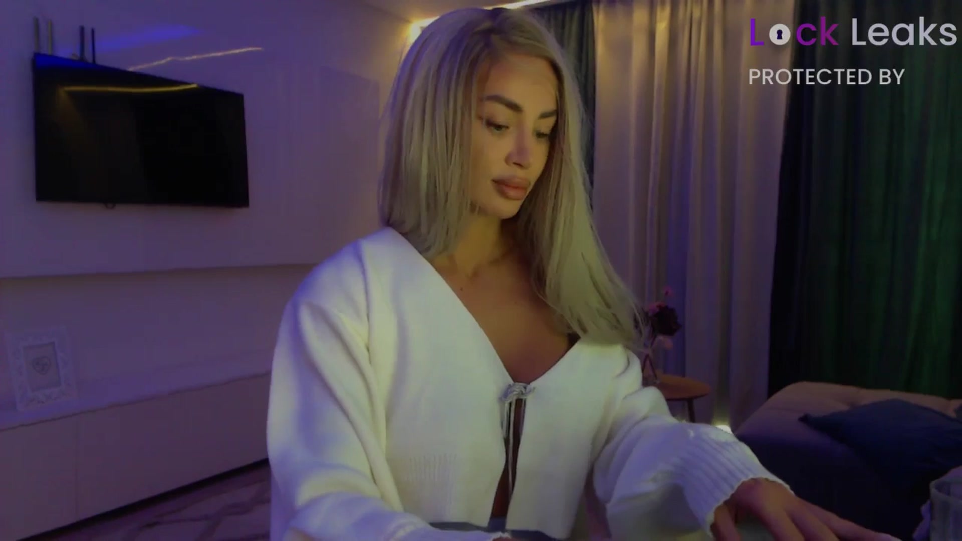 Gallery image thumbnail from Qu33n's myfreecams stream on, 10/14/2025, 09:24 image 4 of 20