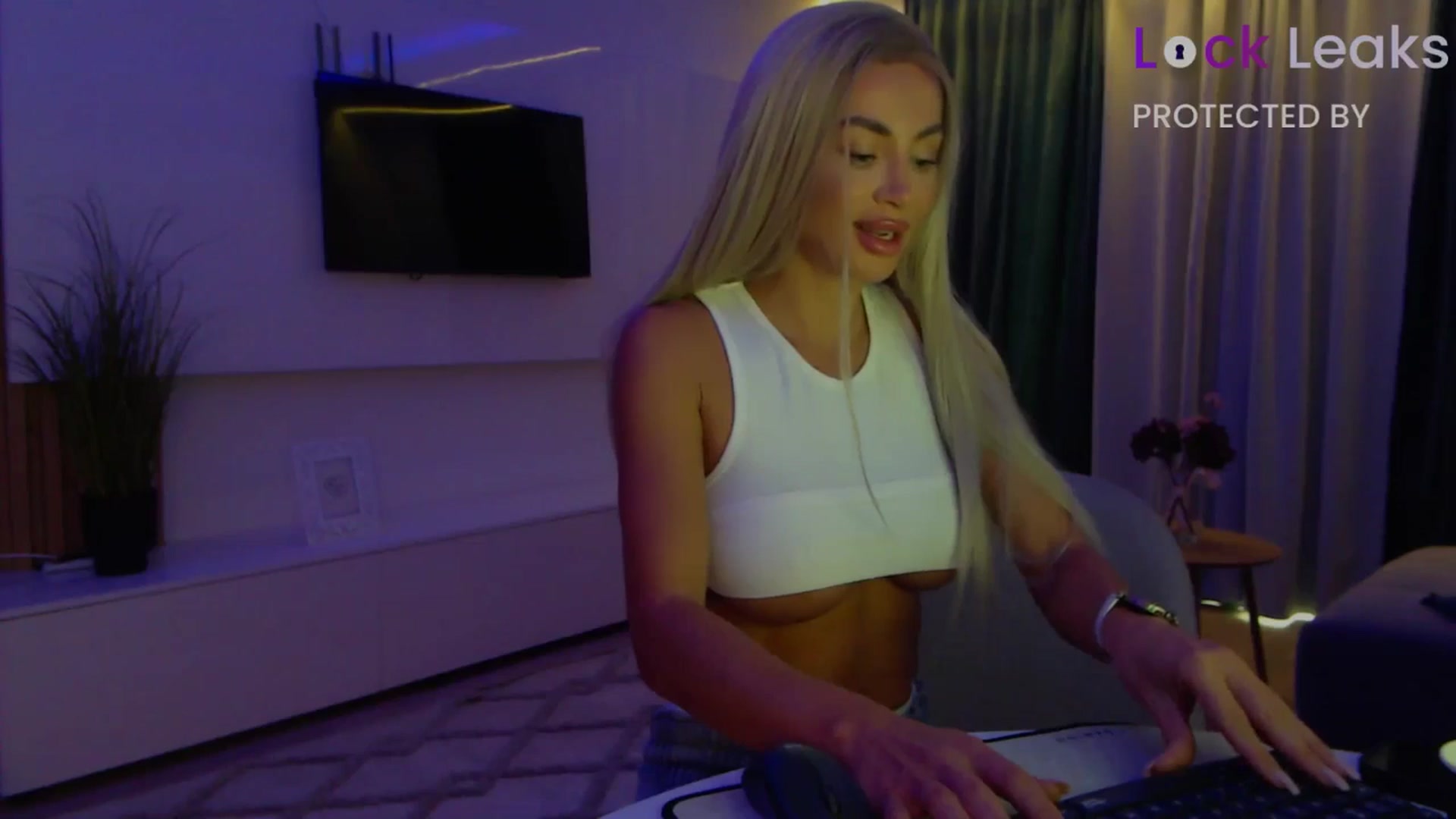 Gallery image thumbnail from Qu33n's myfreecams stream on, 10/15/2025, 06:51 image 18 of 20