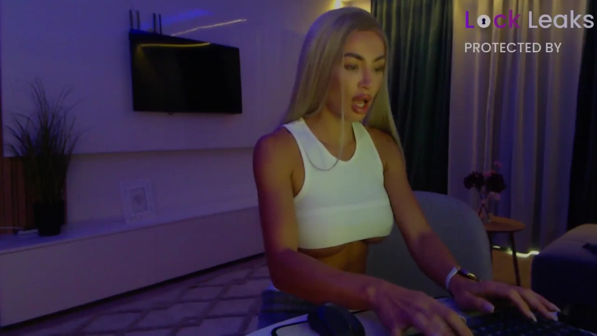 Gallery image thumbnail from Qu33n's myfreecams stream on, 10/15/2025, 06:51 image 17 of 20