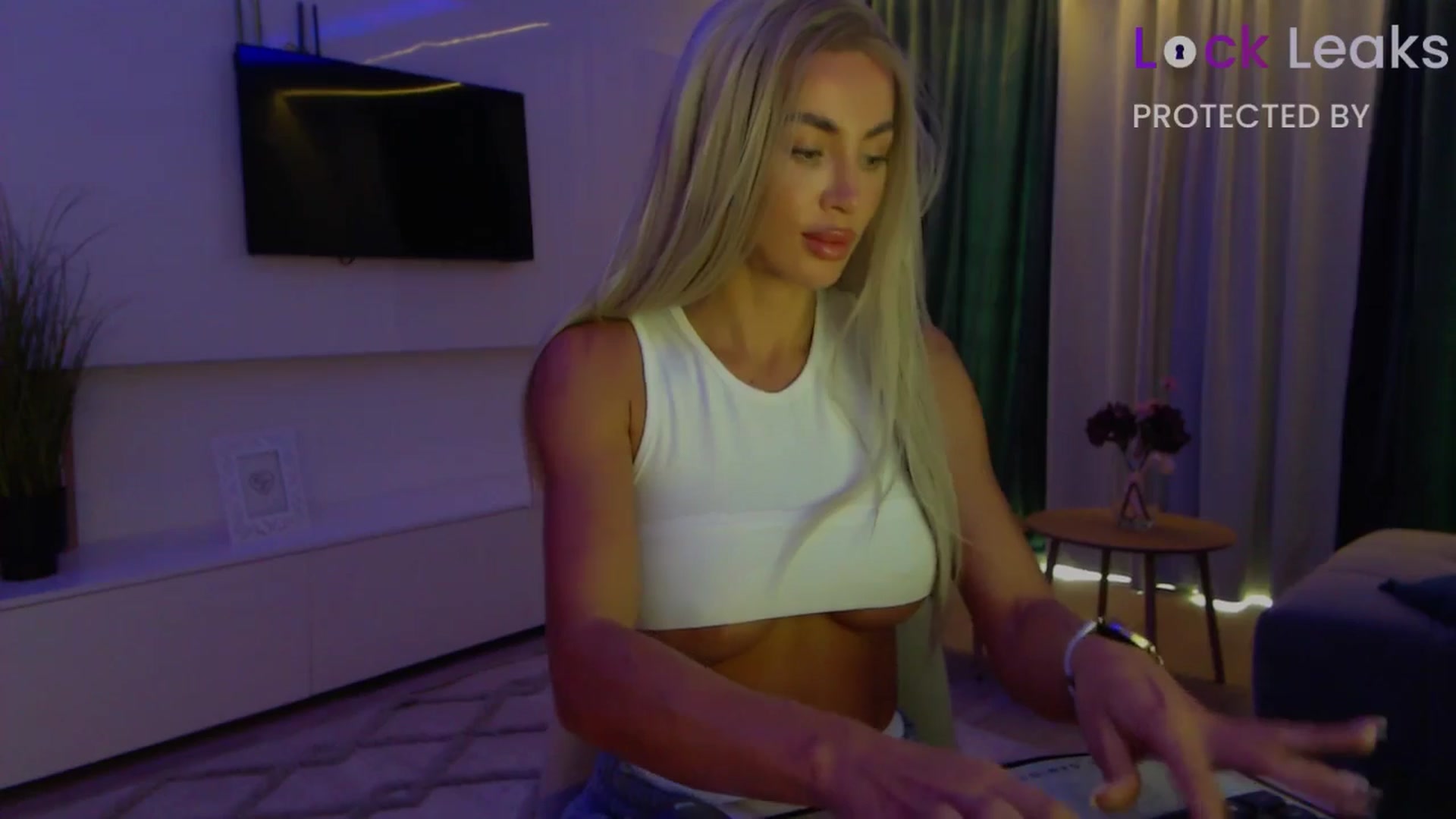 Gallery image thumbnail from Qu33n's myfreecams stream on, 10/15/2025, 08:10 image 8 of 20