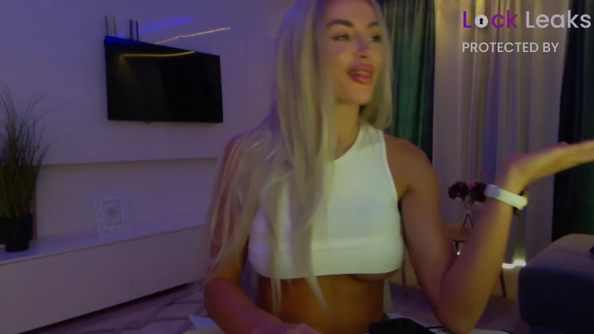 Gallery image thumbnail from Qu33n's myfreecams stream on, 10/15/2025, 09:17 image 2 of 20
