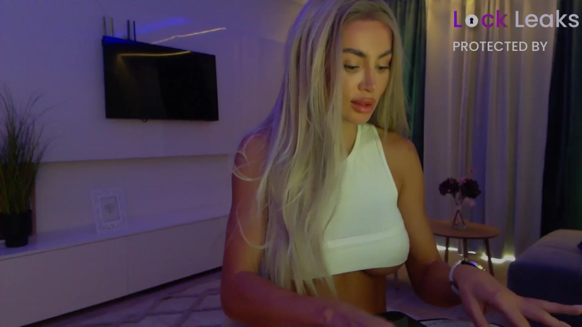 Gallery image thumbnail from Qu33n's myfreecams stream on, 10/15/2025, 09:17 image 6 of 20