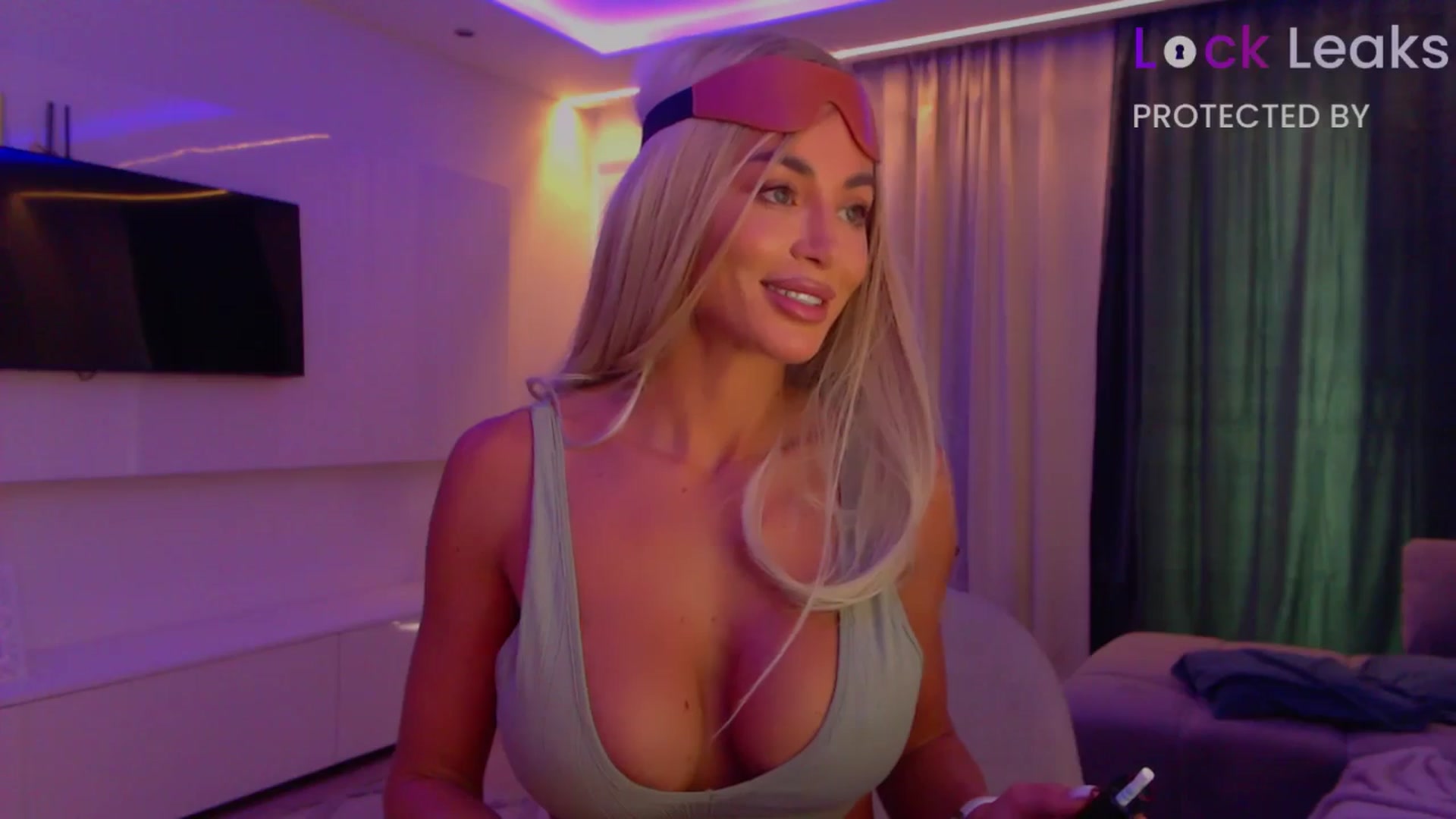 Gallery image thumbnail from Qu33n's myfreecams stream on, 10/18/2025, 13:17 image 11 of 20