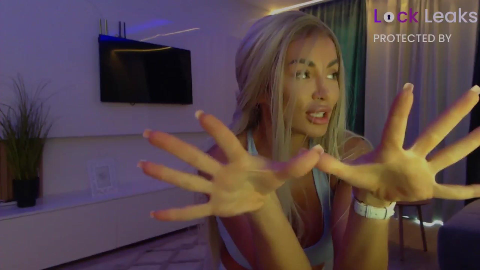 Gallery image thumbnail from Qu33n's myfreecams stream on, 10/19/2025, 09:55 image 9 of 20