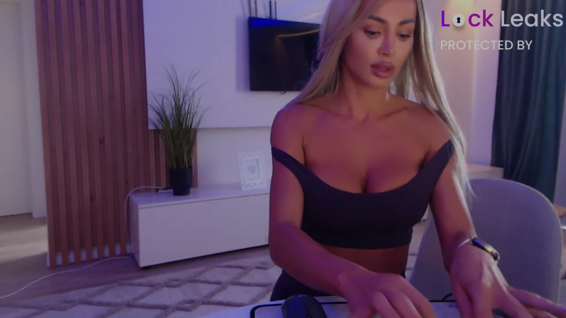 Gallery image thumbnail from Qu33n's myfreecams stream on, 10/21/2025, 06:56 image 19 of 20