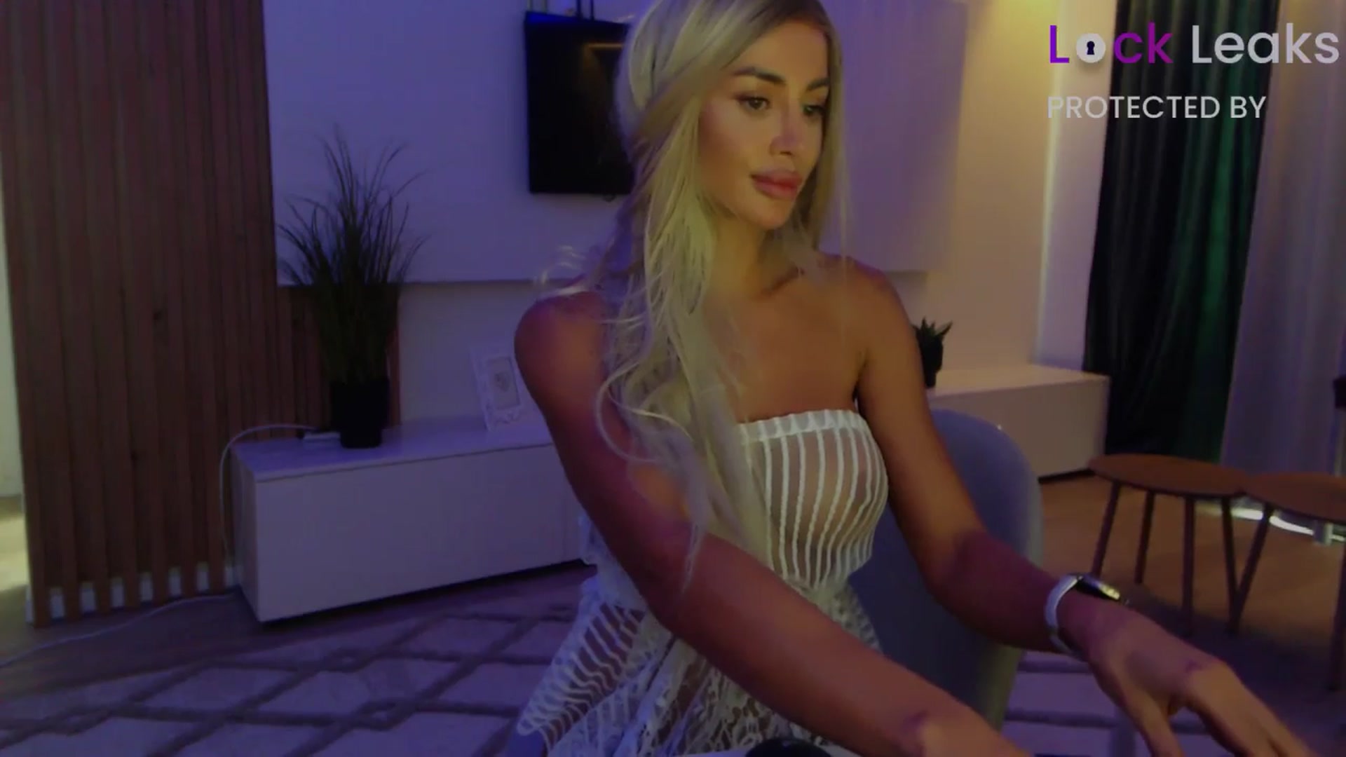 Gallery image thumbnail from Qu33n's myfreecams stream on, 10/21/2025, 09:24 image 15 of 20