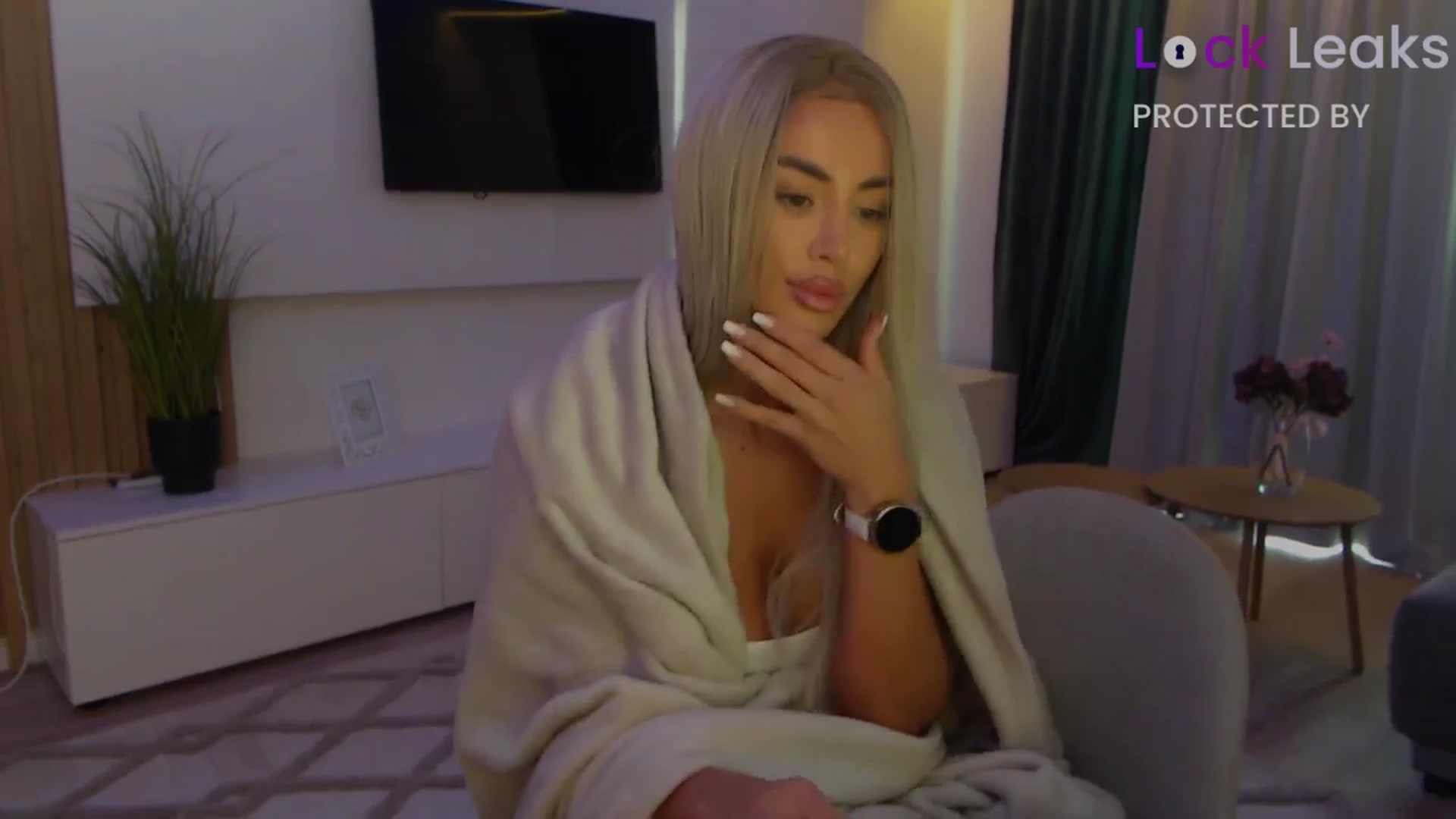 Gallery image thumbnail from Qu33n's myfreecams stream on, 10/31/2025, 09:58 image 14 of 20