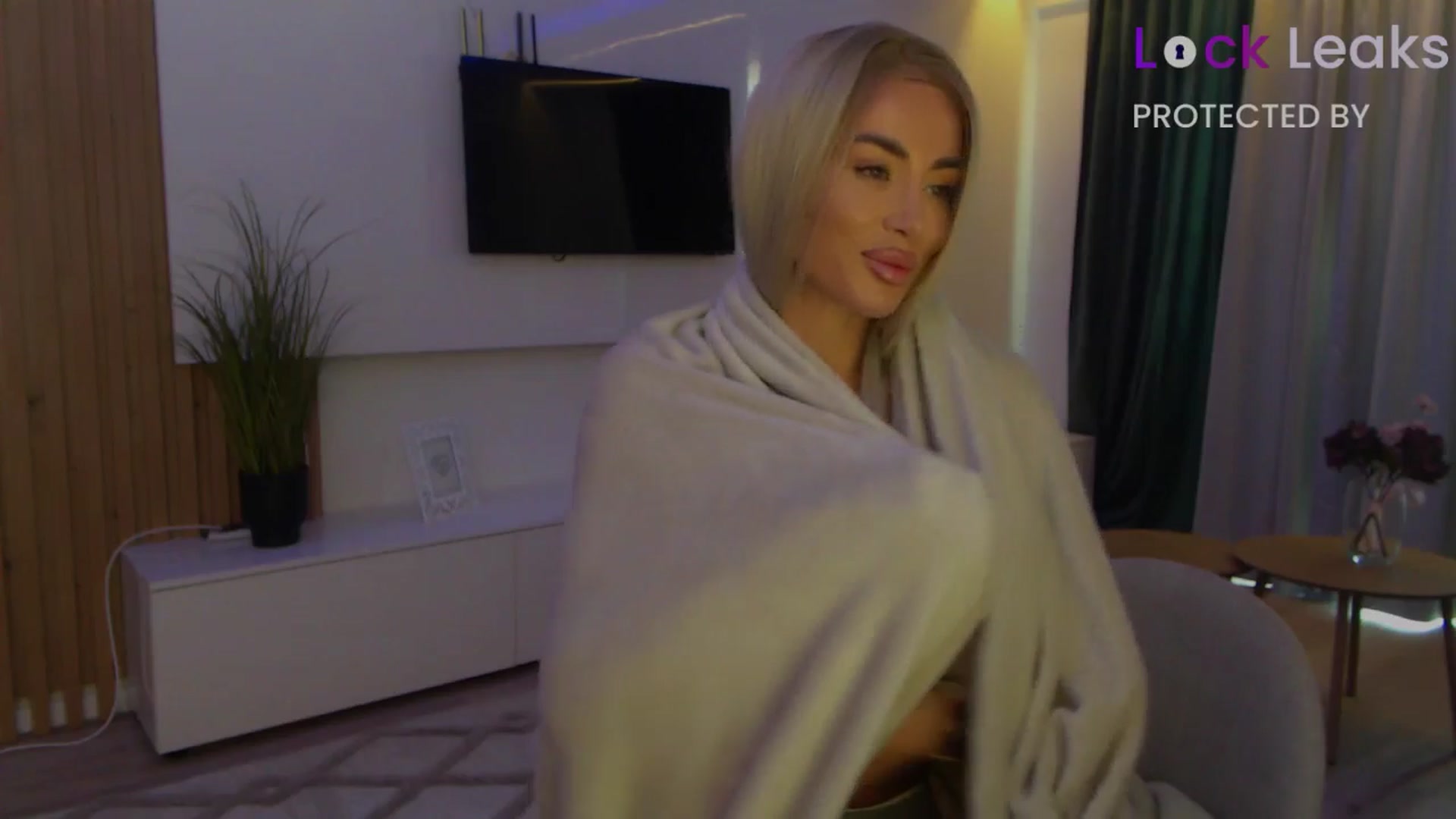 Gallery image thumbnail from Qu33n's myfreecams stream on, 10/31/2025, 09:58 image 8 of 20