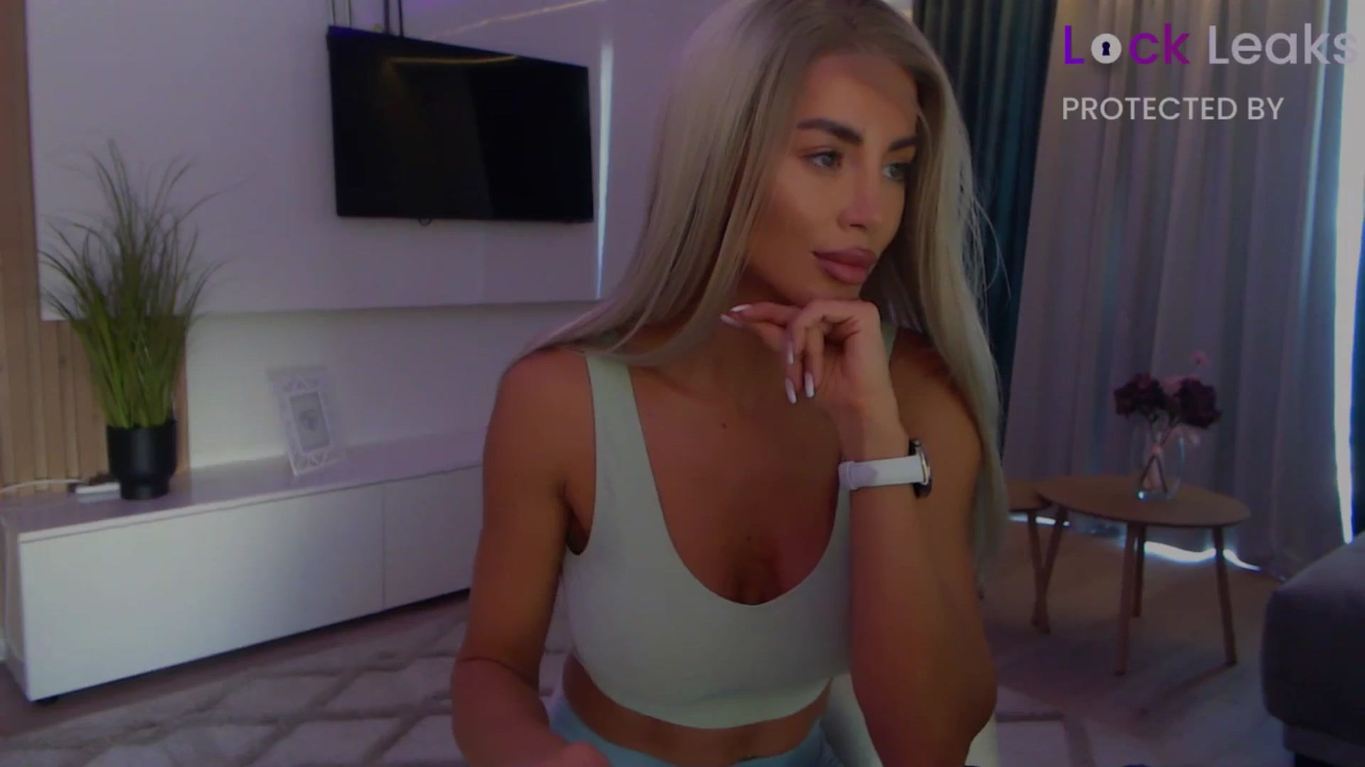 Gallery image thumbnail from Qu33n's myfreecams stream on, 11/02/2025, 10:20 image 12 of 20