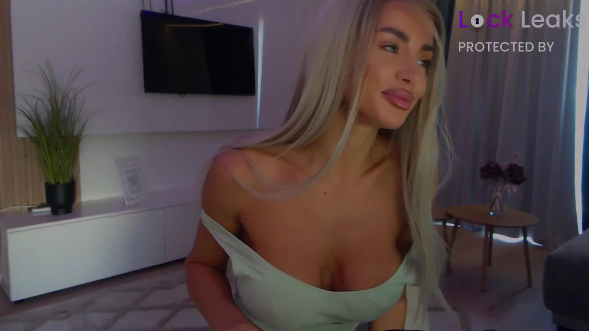 Gallery image thumbnail from Qu33n's myfreecams stream on, 11/02/2025, 12:37 image 3 of 20